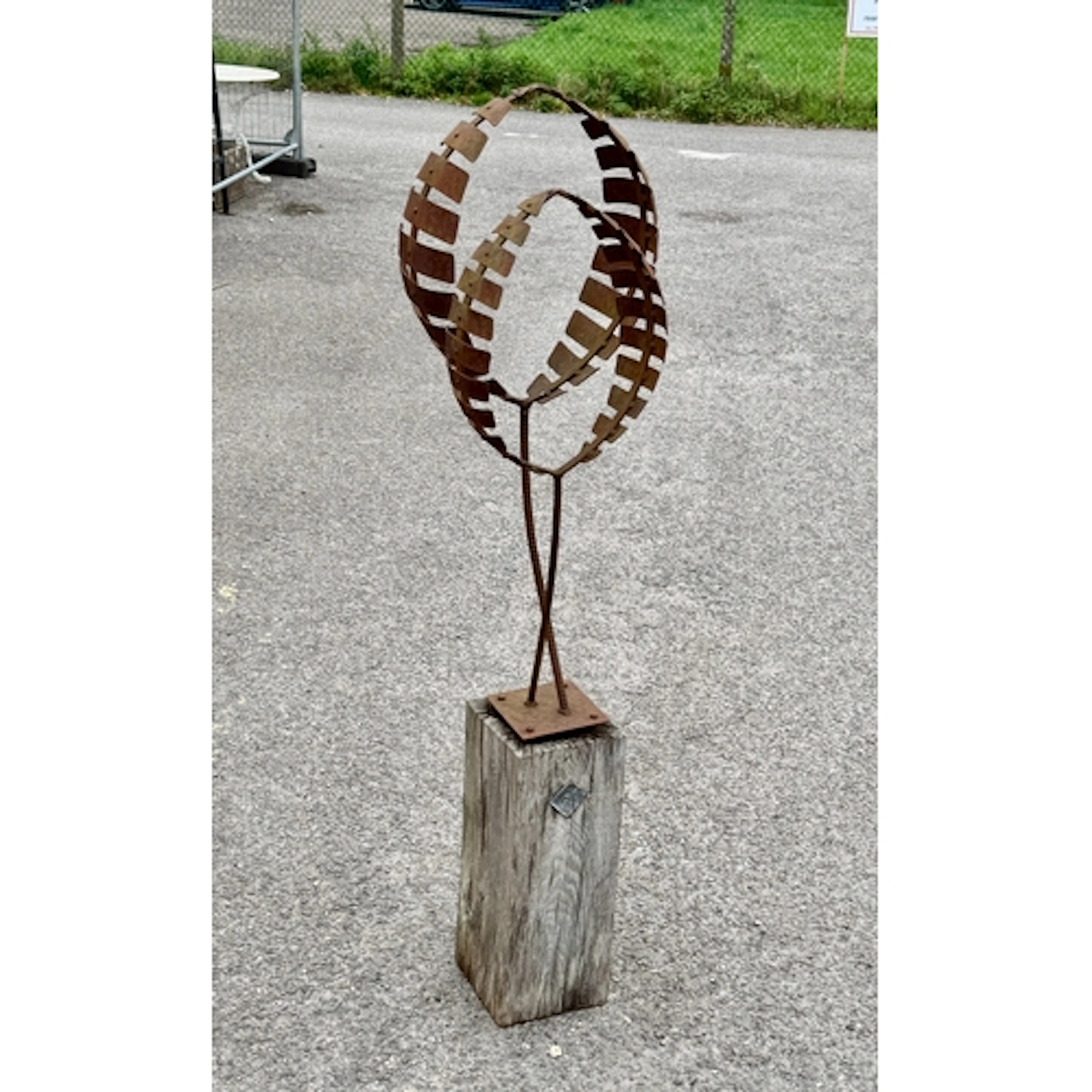 An abstract metal garden sculpture - 97cm high, 39cm wide ma...
