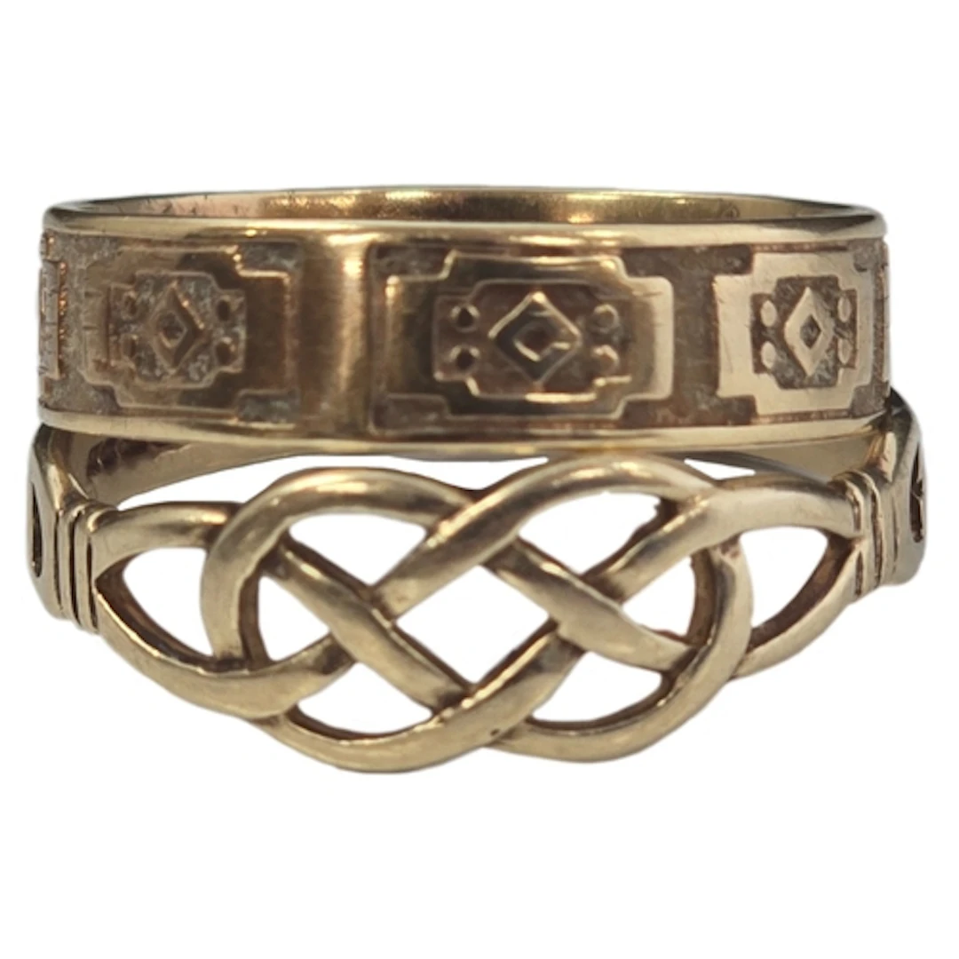 Pair of 9ct gold rings in box, including band with square pa...