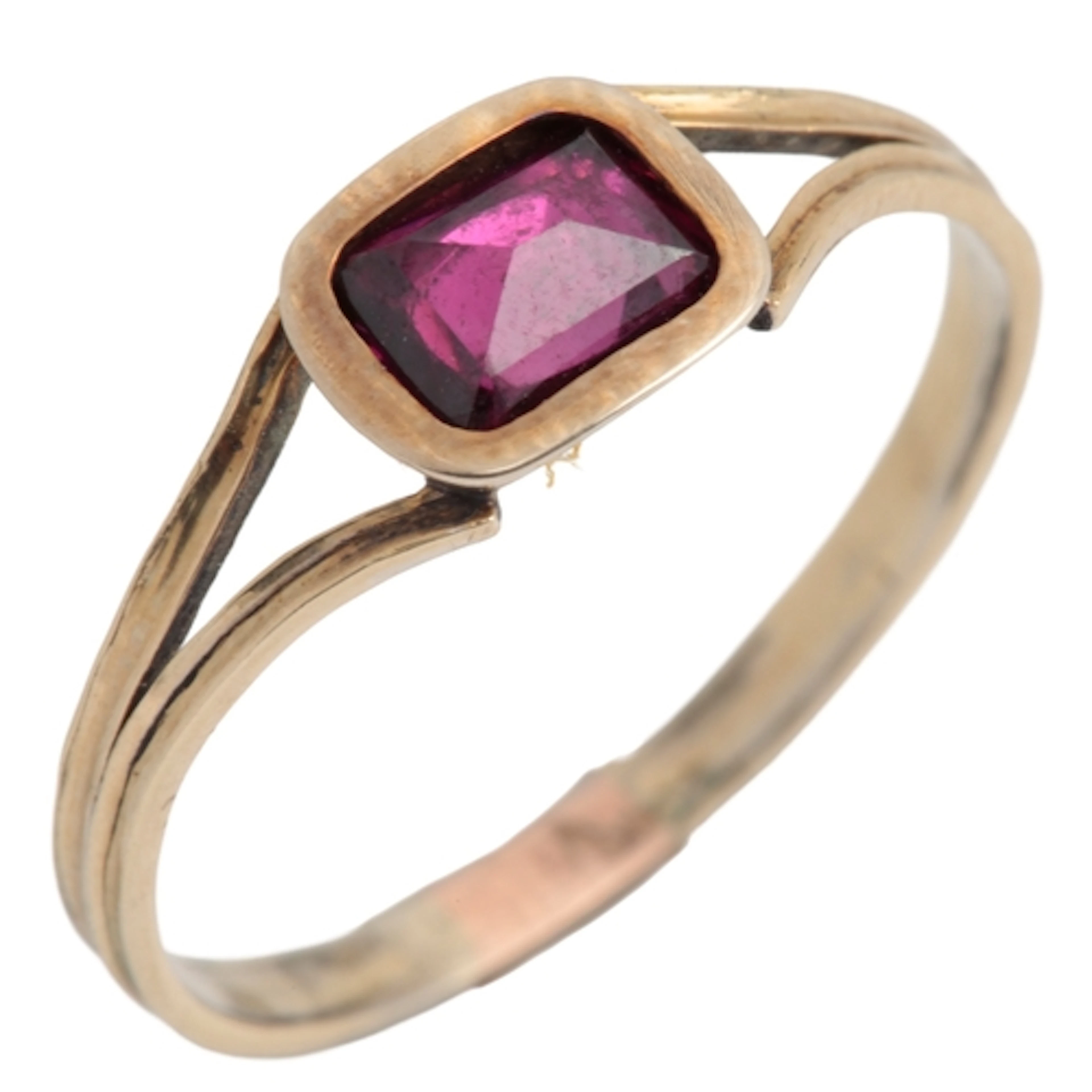 A garnet ring, early 19th century, set with an inverted rect...