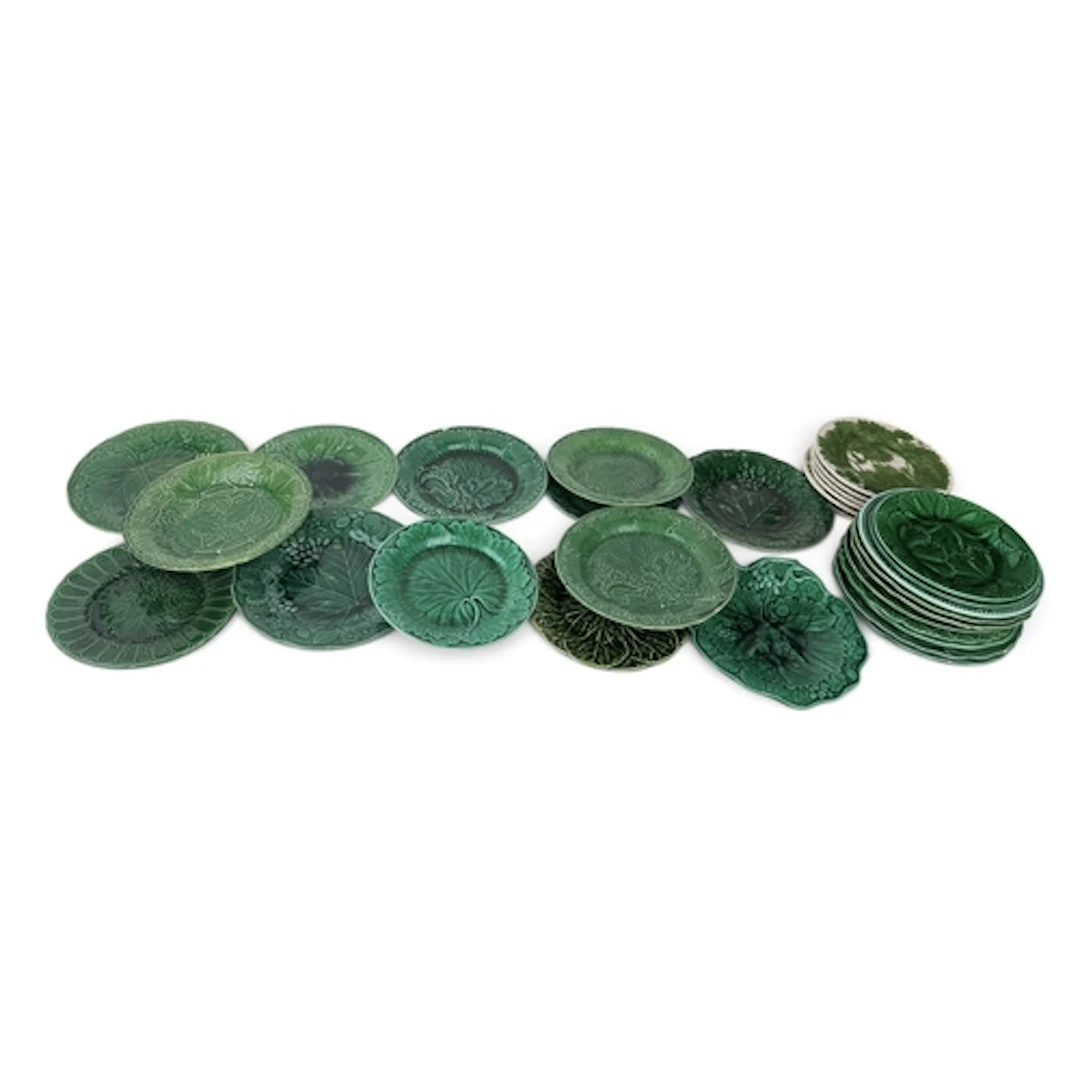 A SET OF WEDGWOOD CABBAGE PLATES AND OTHERS SIMILAR