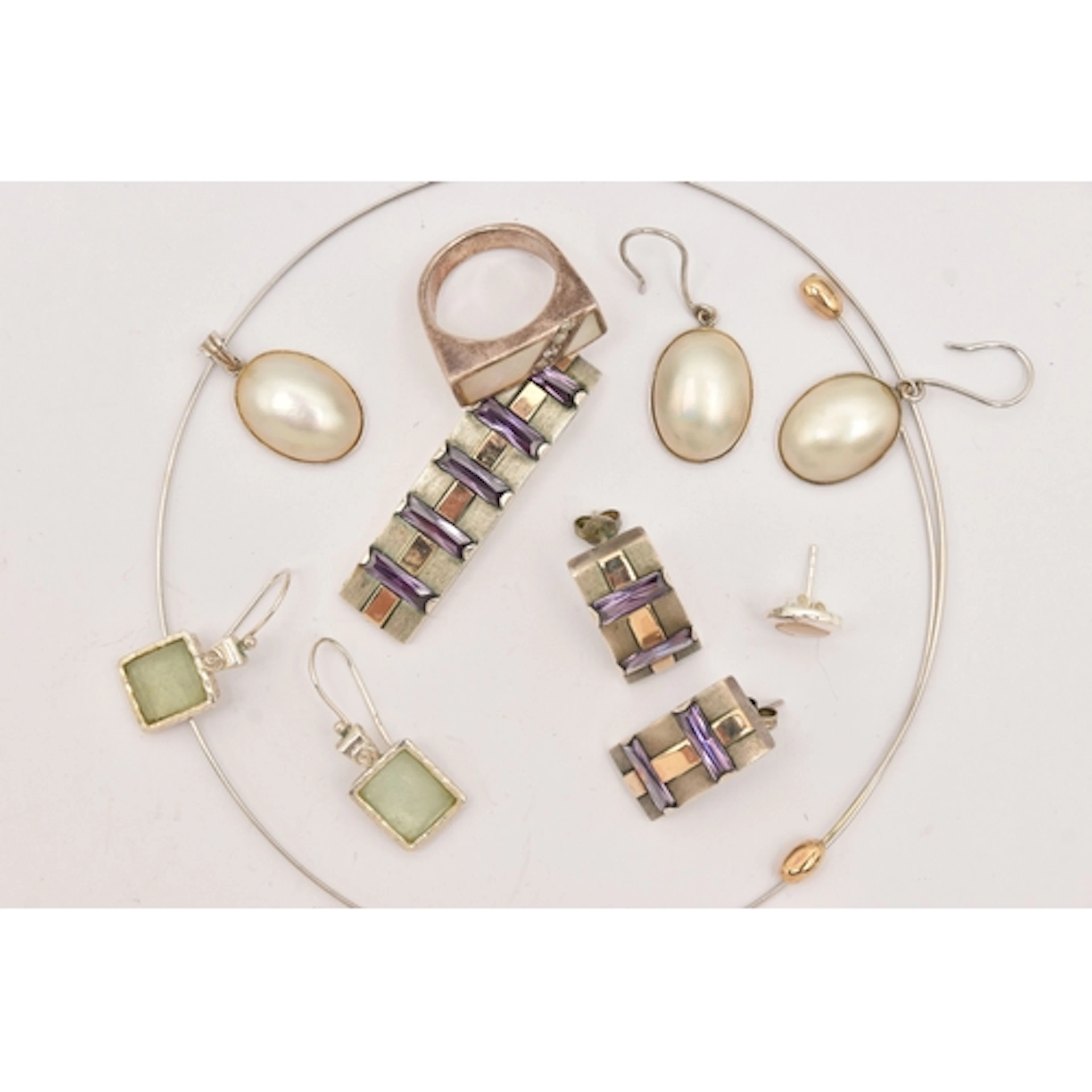 A SMALL BOX OF ASSORTED JEWELLERY, to include a mother of pe...