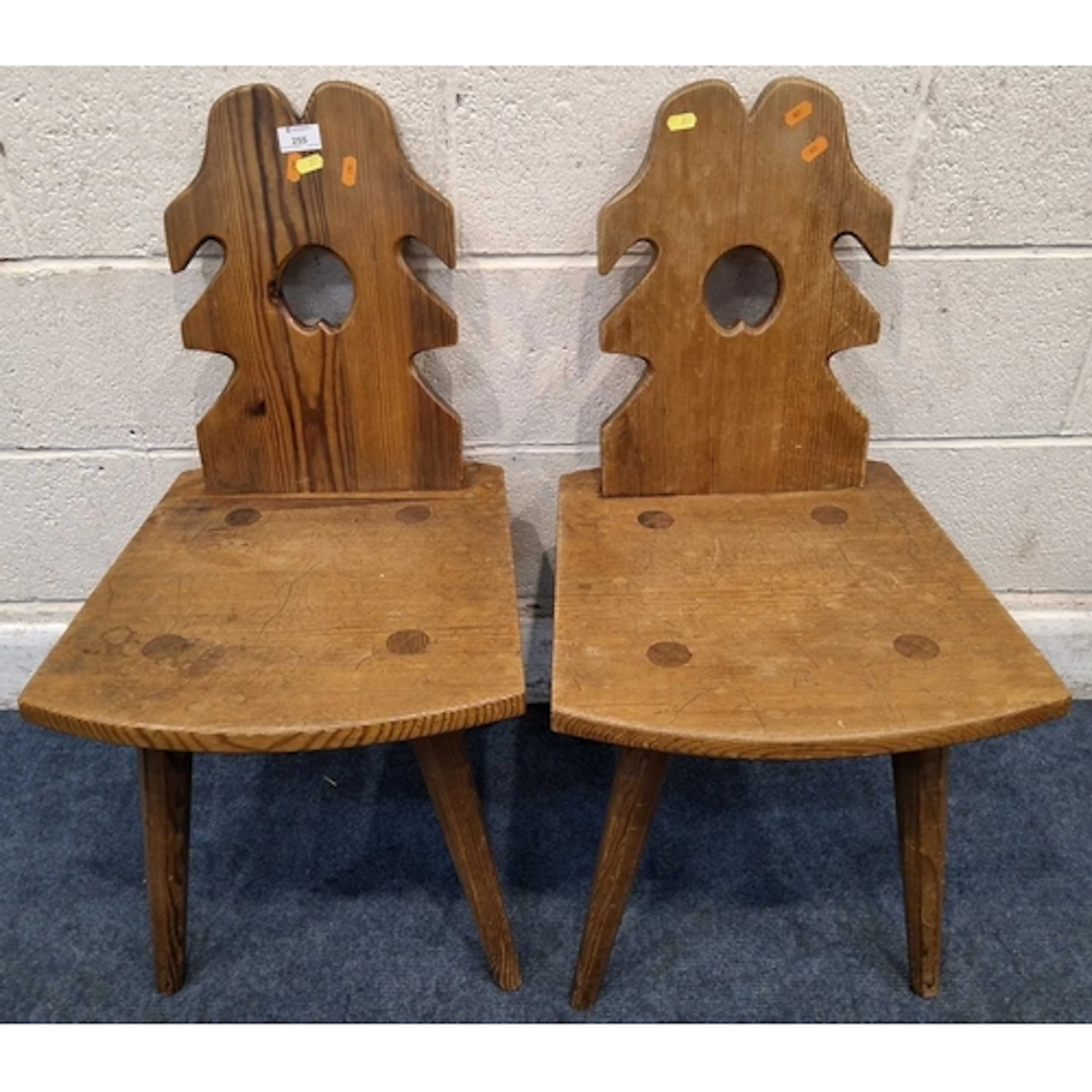 A PAIR OF 20TH CENTURY PINE BRUTALIST STYLE CHAIRS, raised o...