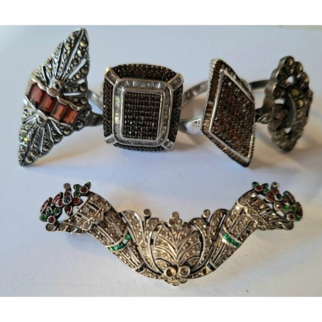 A group of 4 dress rings to include an Art Deco white metal ...