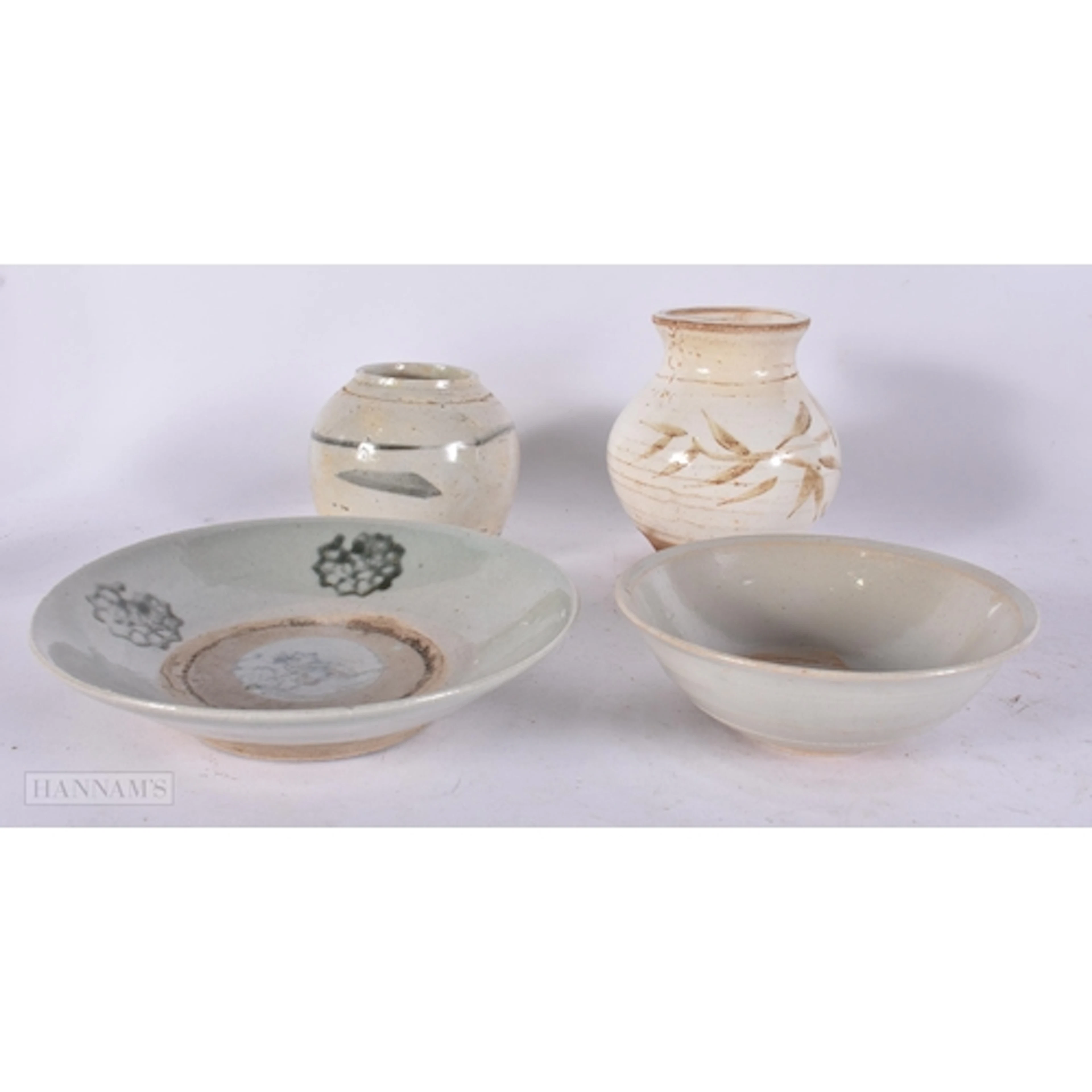 A CHINESE SUNG DYNASTY BOWL together with later porcelain. (...