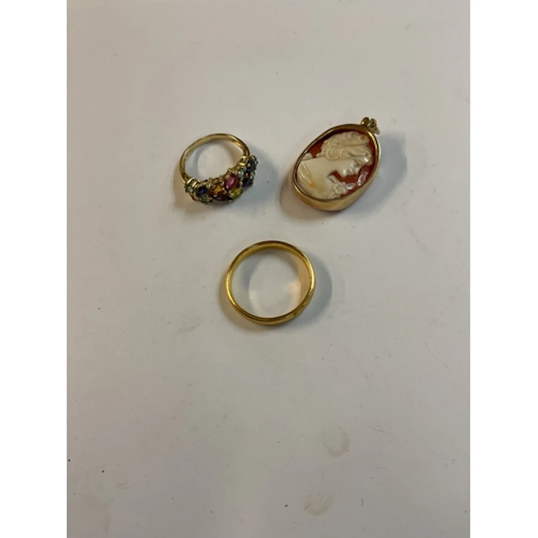 9 ct dress ring 3.2, 9 ct Cameo and 22ct band 4 grams.