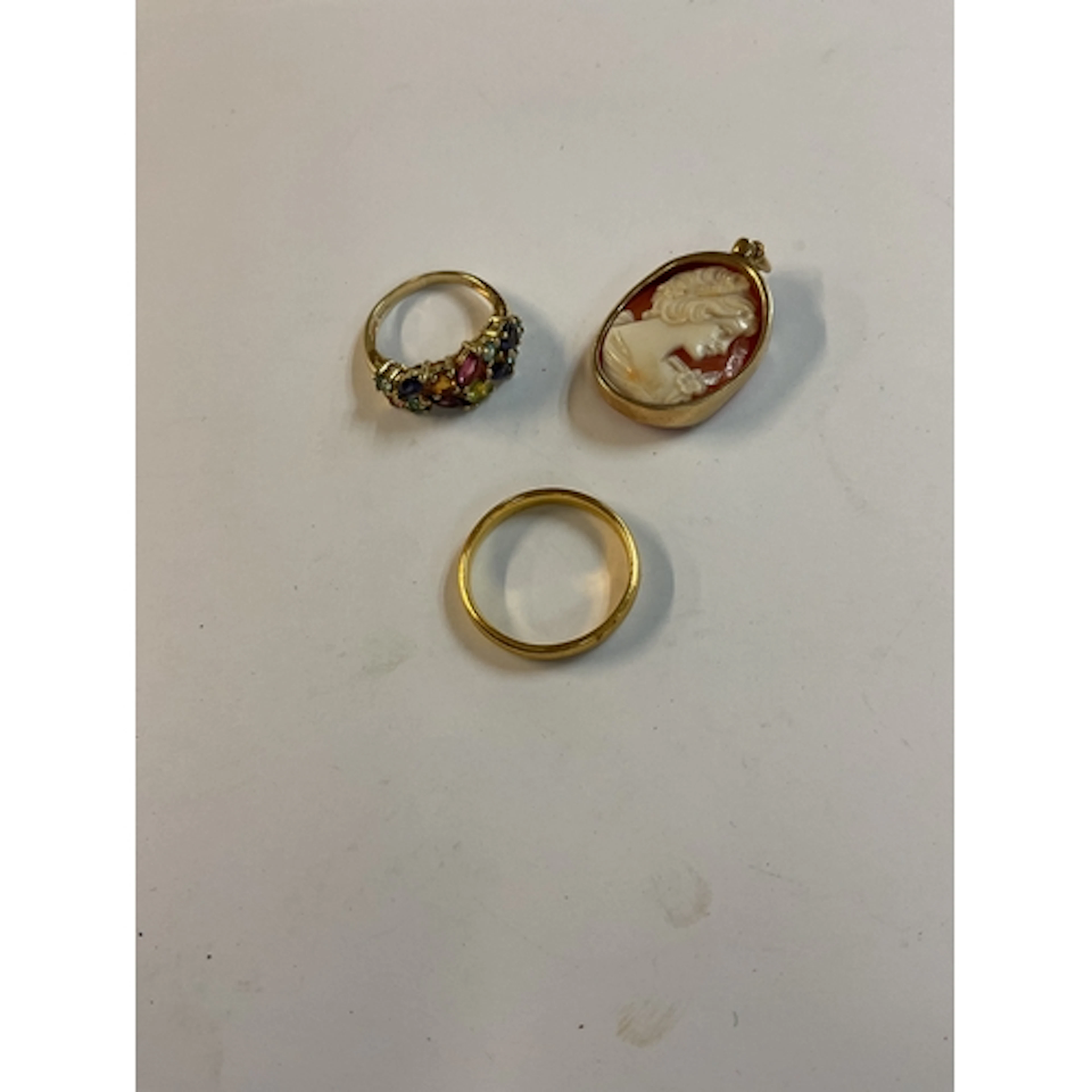 9 ct dress ring 3.2, 9 ct Cameo and 22ct band 4 grams.