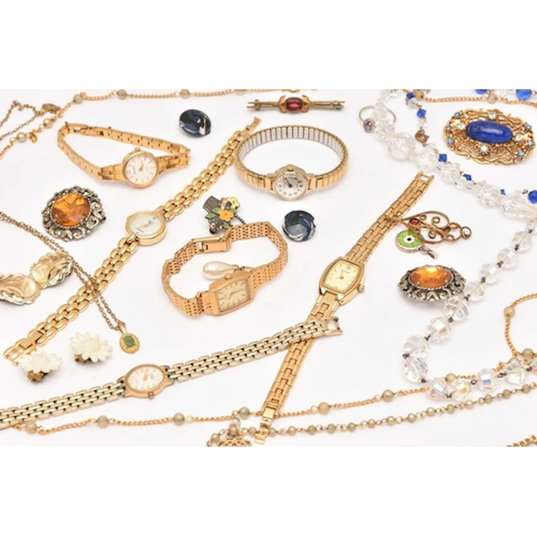 AN ASSORTMENT OF COSTUME JEWELLERY, to include brooches, cha...