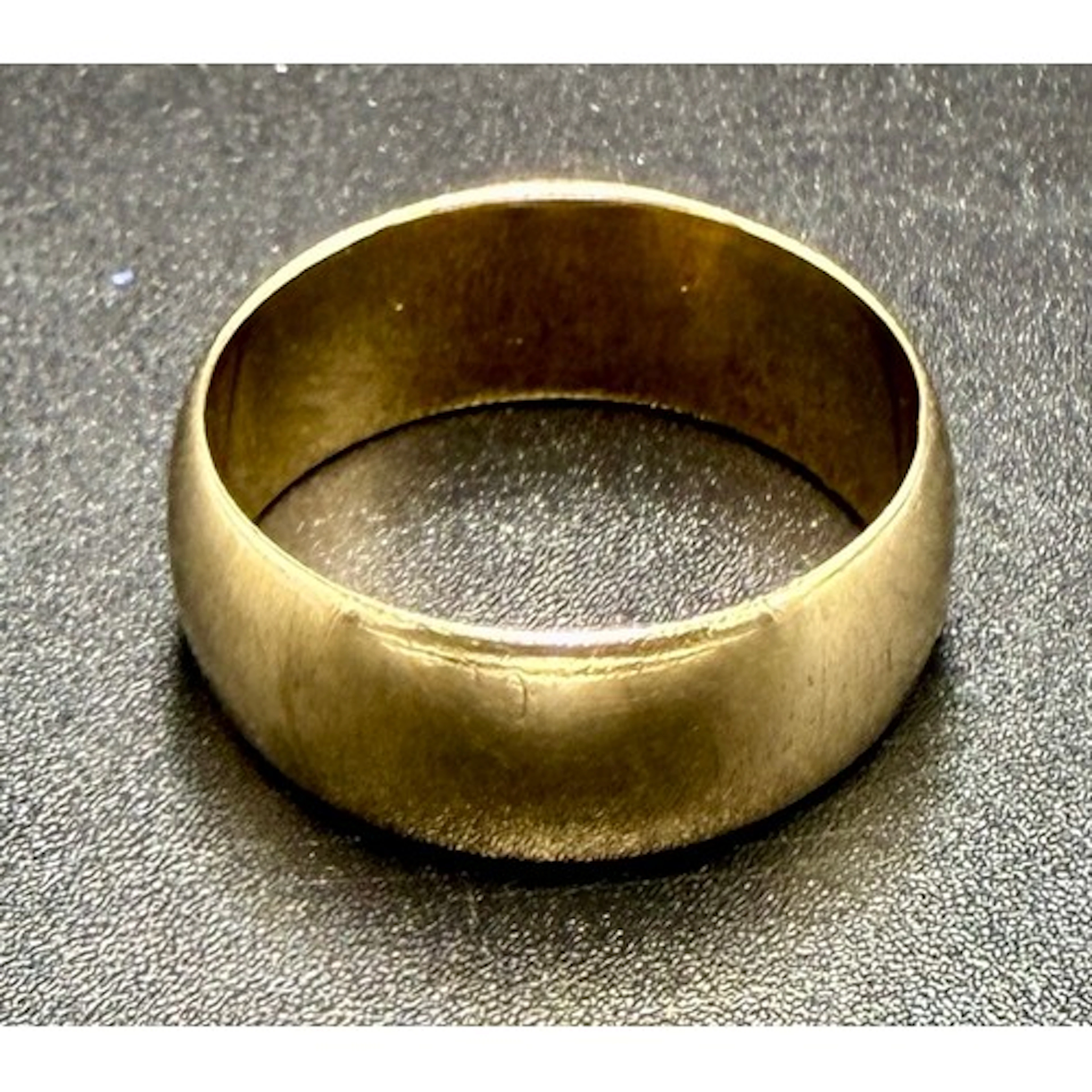 A 9 carat gold wedding band. Size U. Weight 6.9gm.