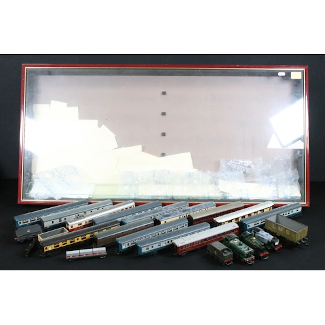 Collection of OO gauge model railway to include 3 x Hornby l...