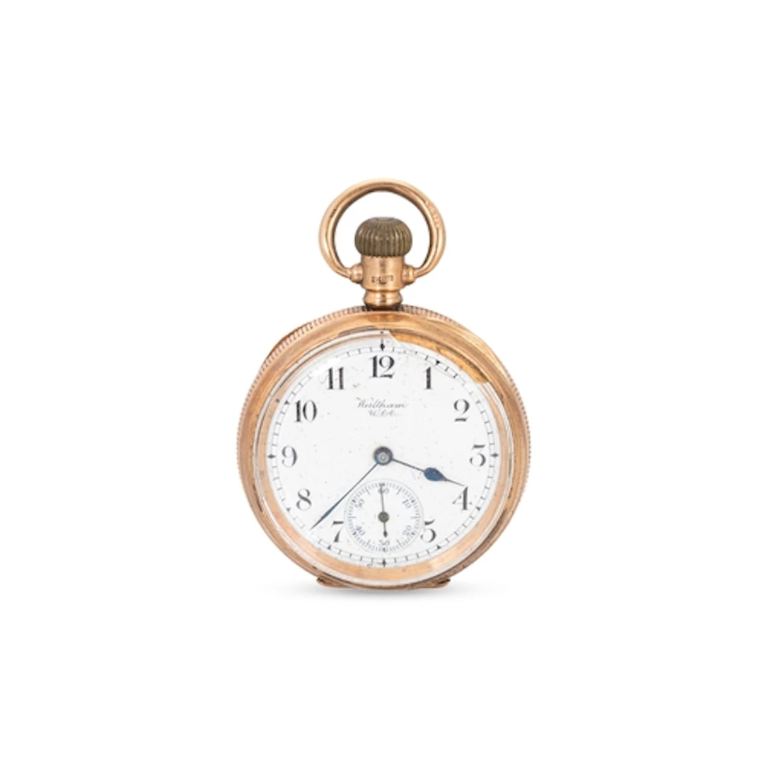 AN ANTIQUE OPEN FACED WALTHAM POCKET WATCH, white enamel dia...