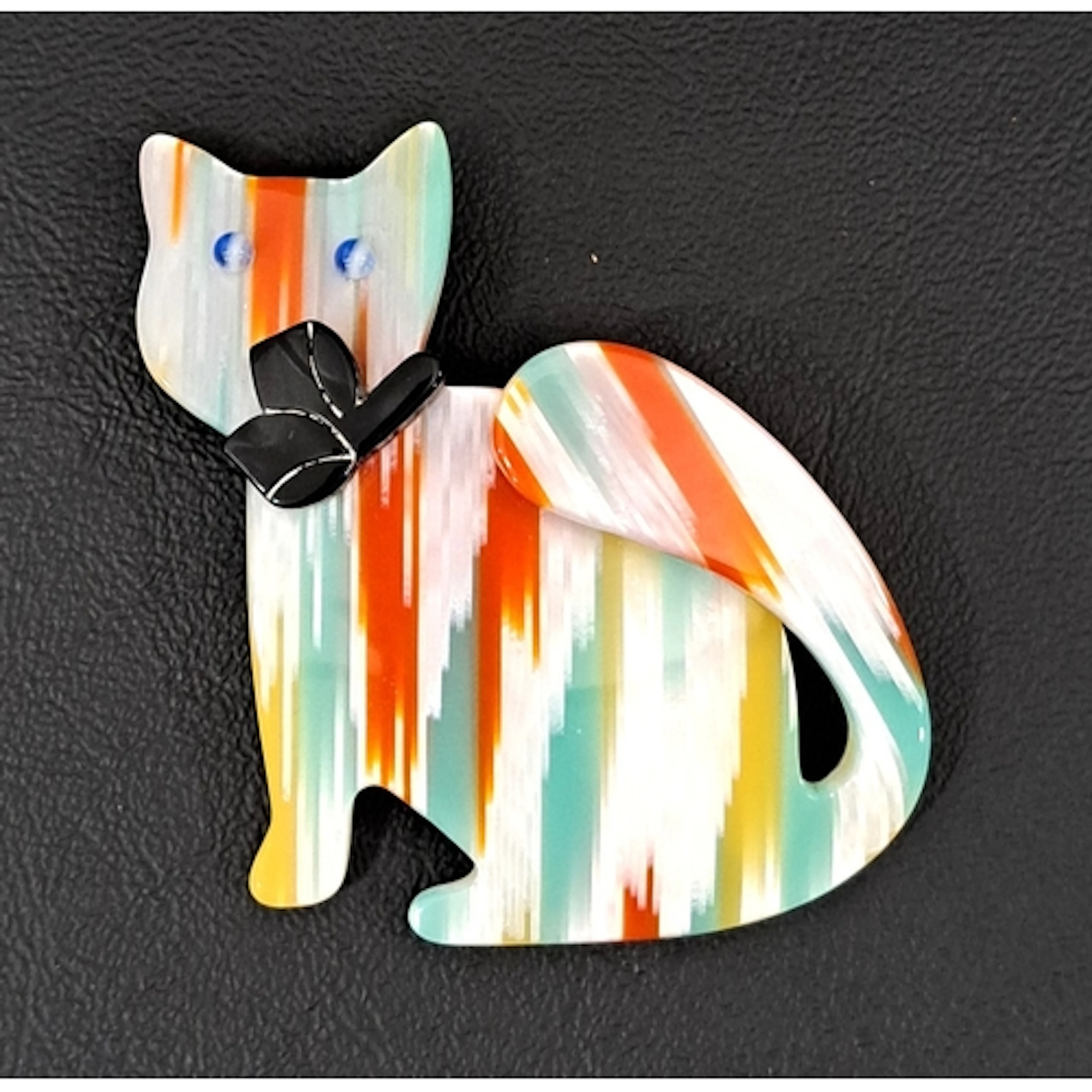 LEA STEIN WATCHING CAT BROOCH the body with white, orange, g...
