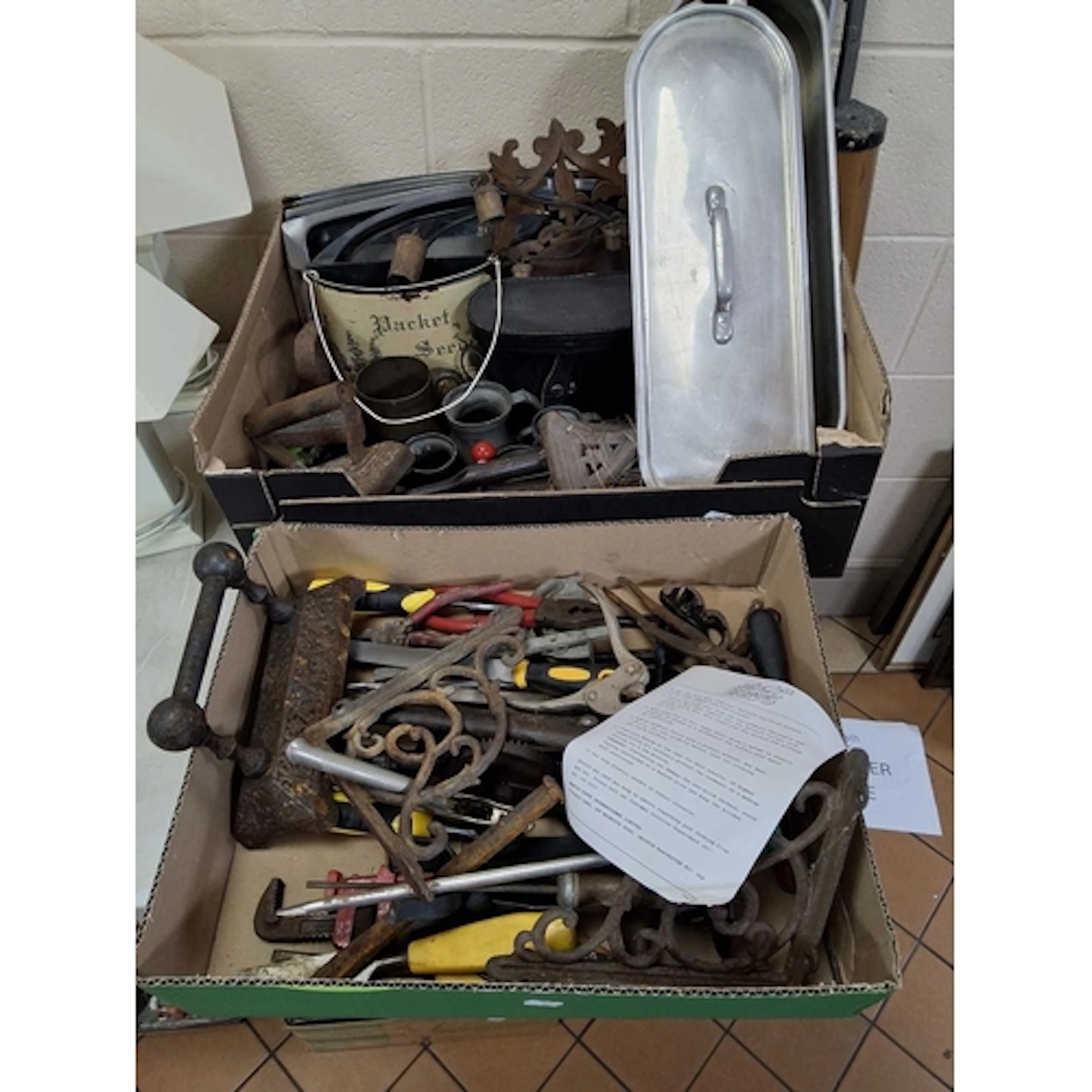 TWO BOXES AND LOOSE OF VINTAGE HOUSEHOLD ITEMS to include a ...