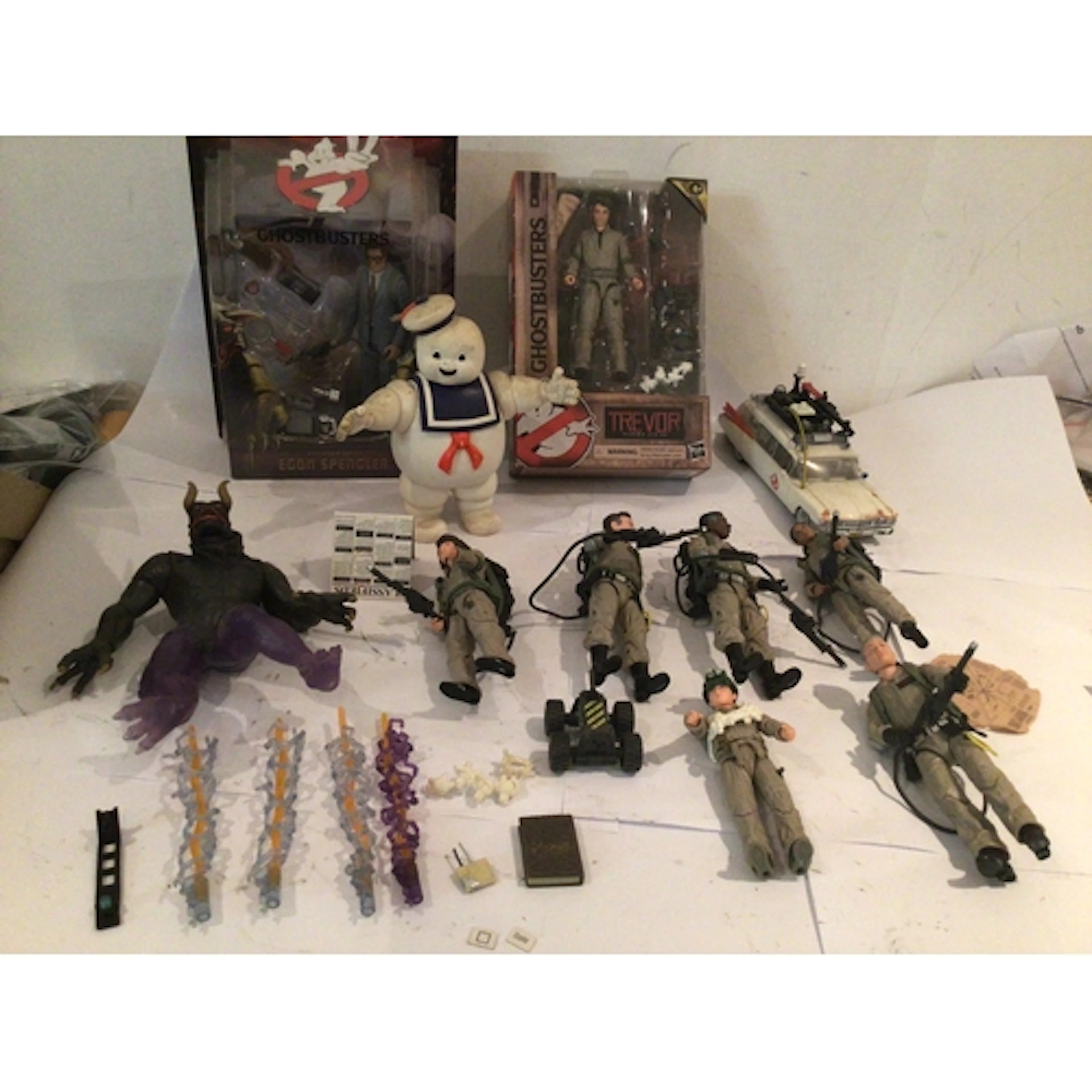 A collection of Ghostbusters figures including 2x in origina...