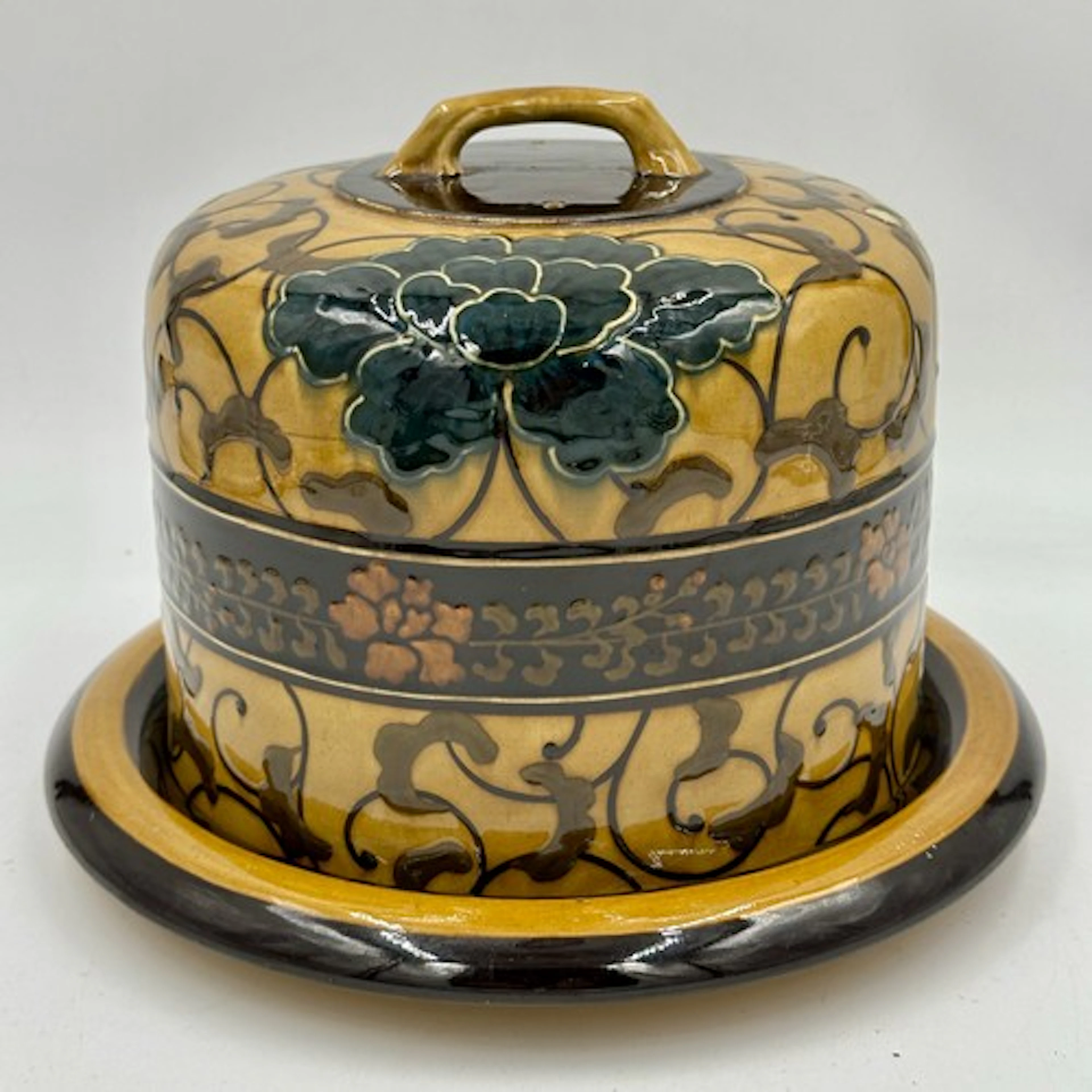 A Wedgwood Marsden ware cheese dome measuring 18.5cm h, diam...