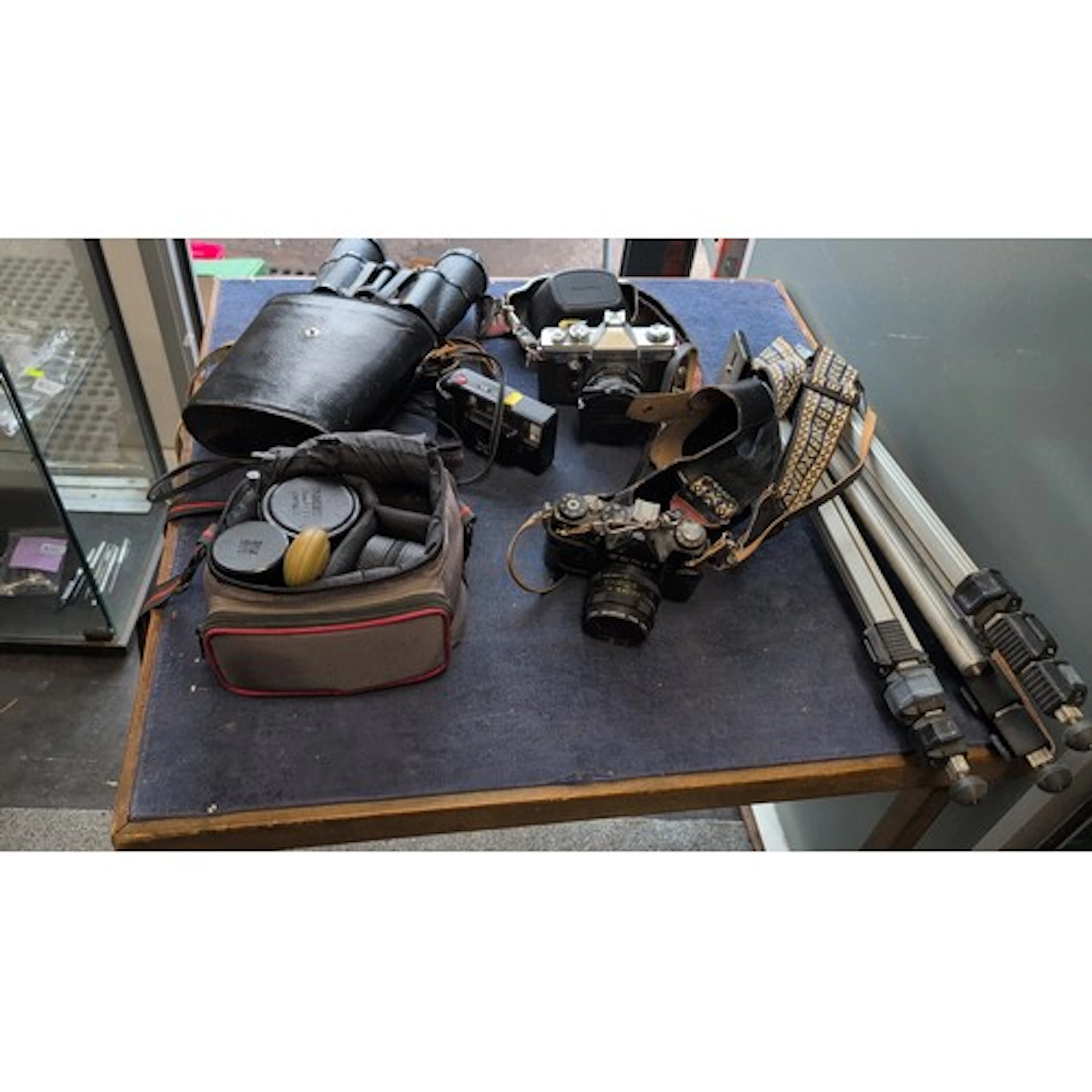 A group of vintage photographic equipment including Praktica...