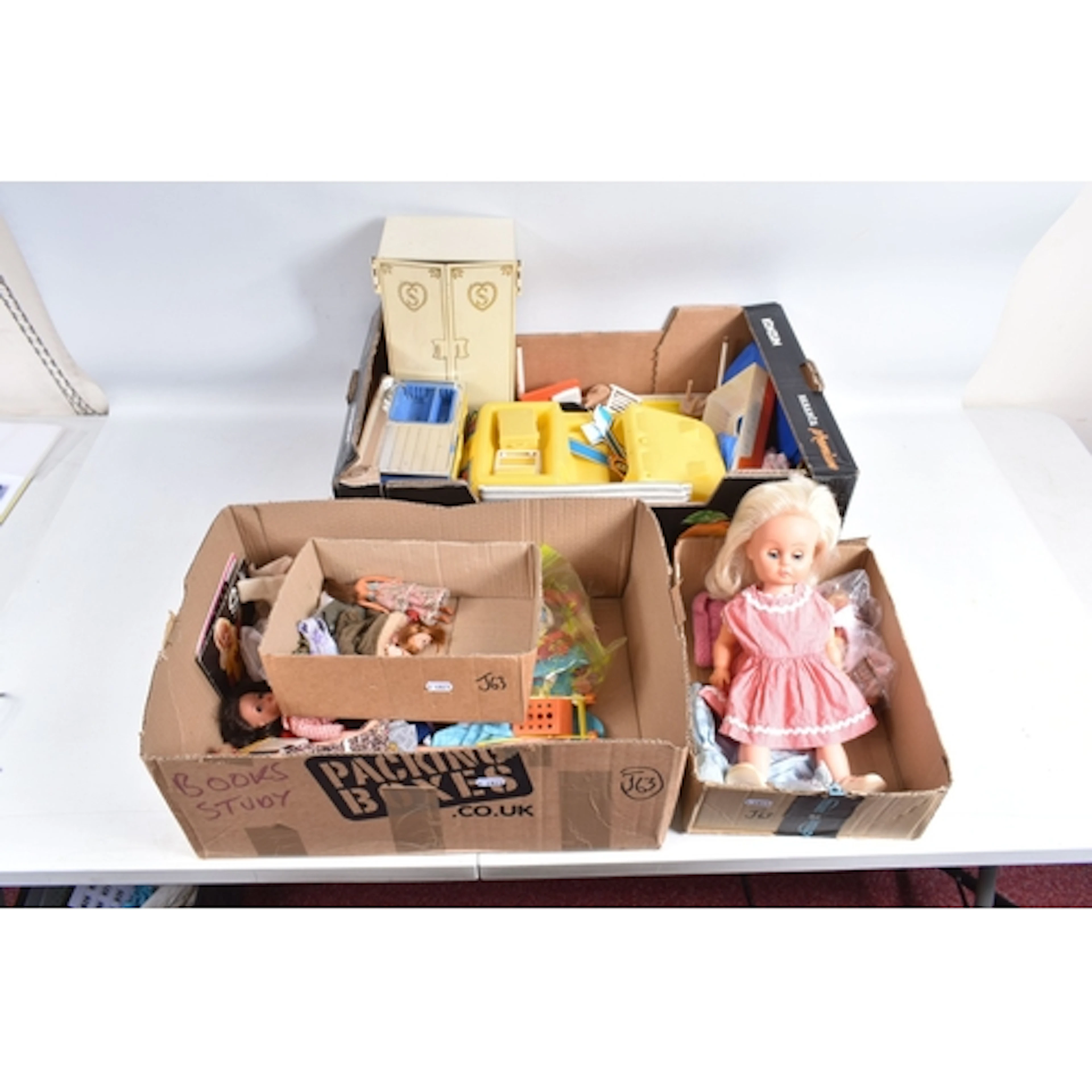 A COLLECTION OF UNBOXED ASSORTED PEDIGREE SINDY DOLL, CLOTHI...