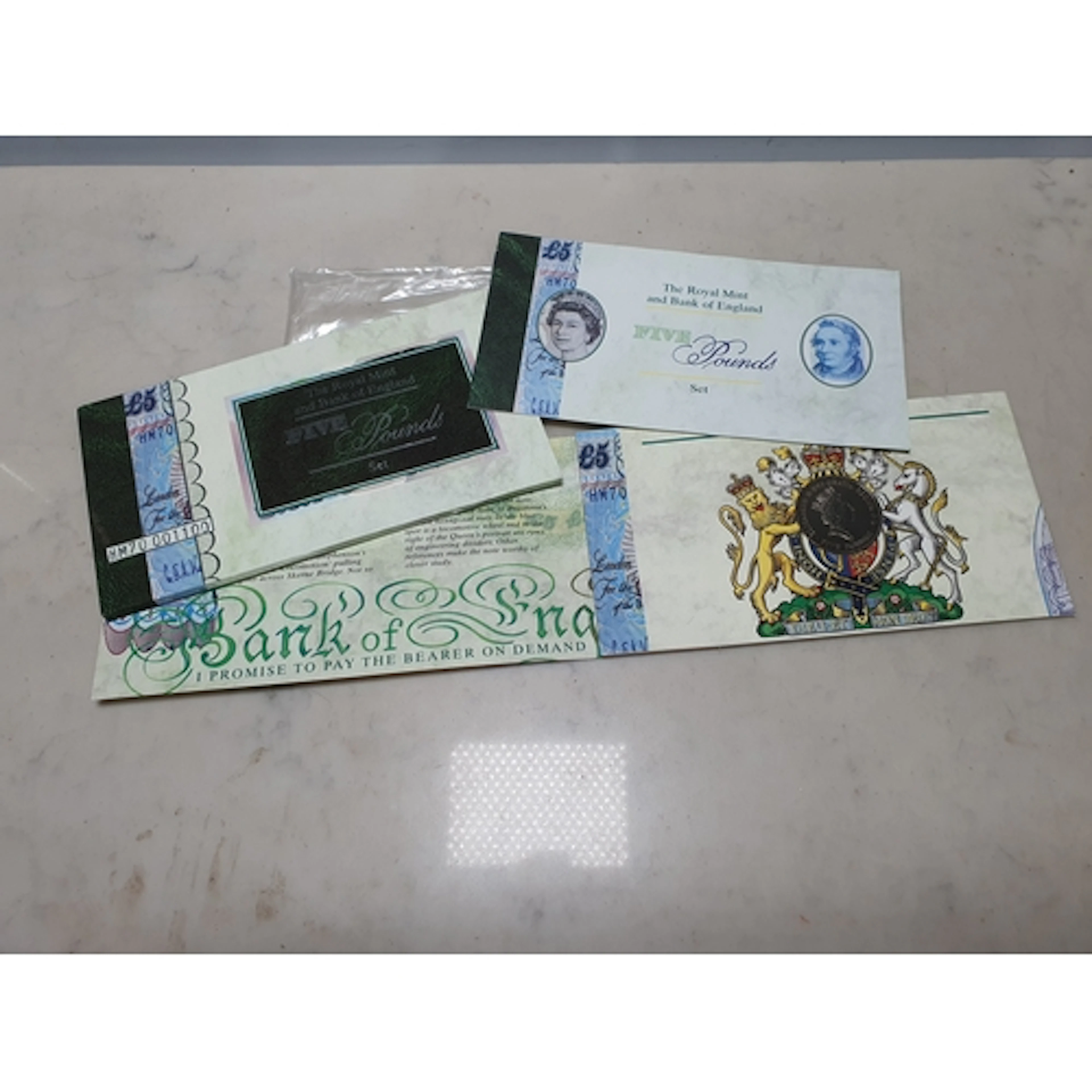 Royal Mint and Bank of England set, composed of a 1996 5 Pou...