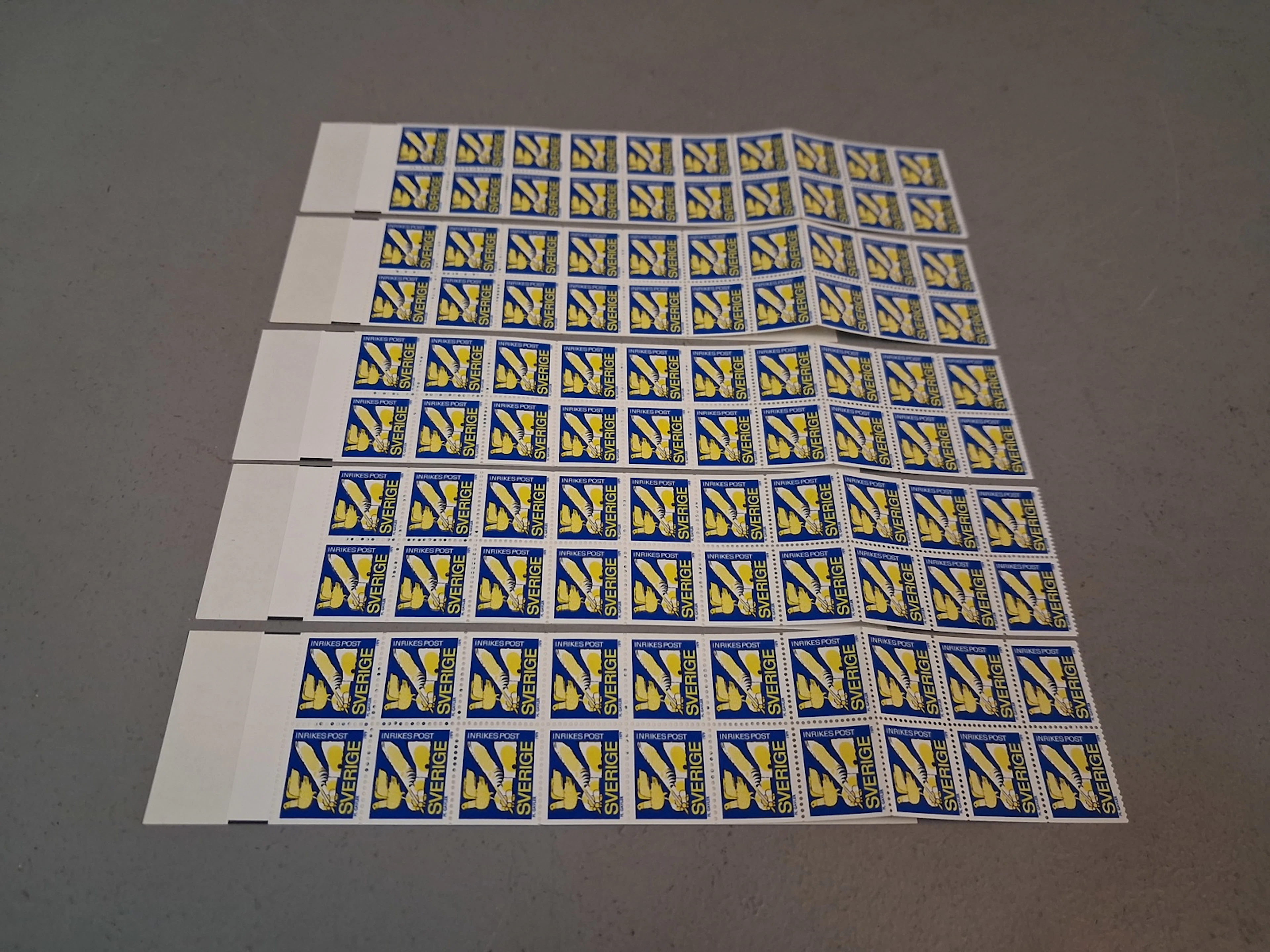 100 Postfriska rabattfrimärken. Nominalvärde 4400kr.