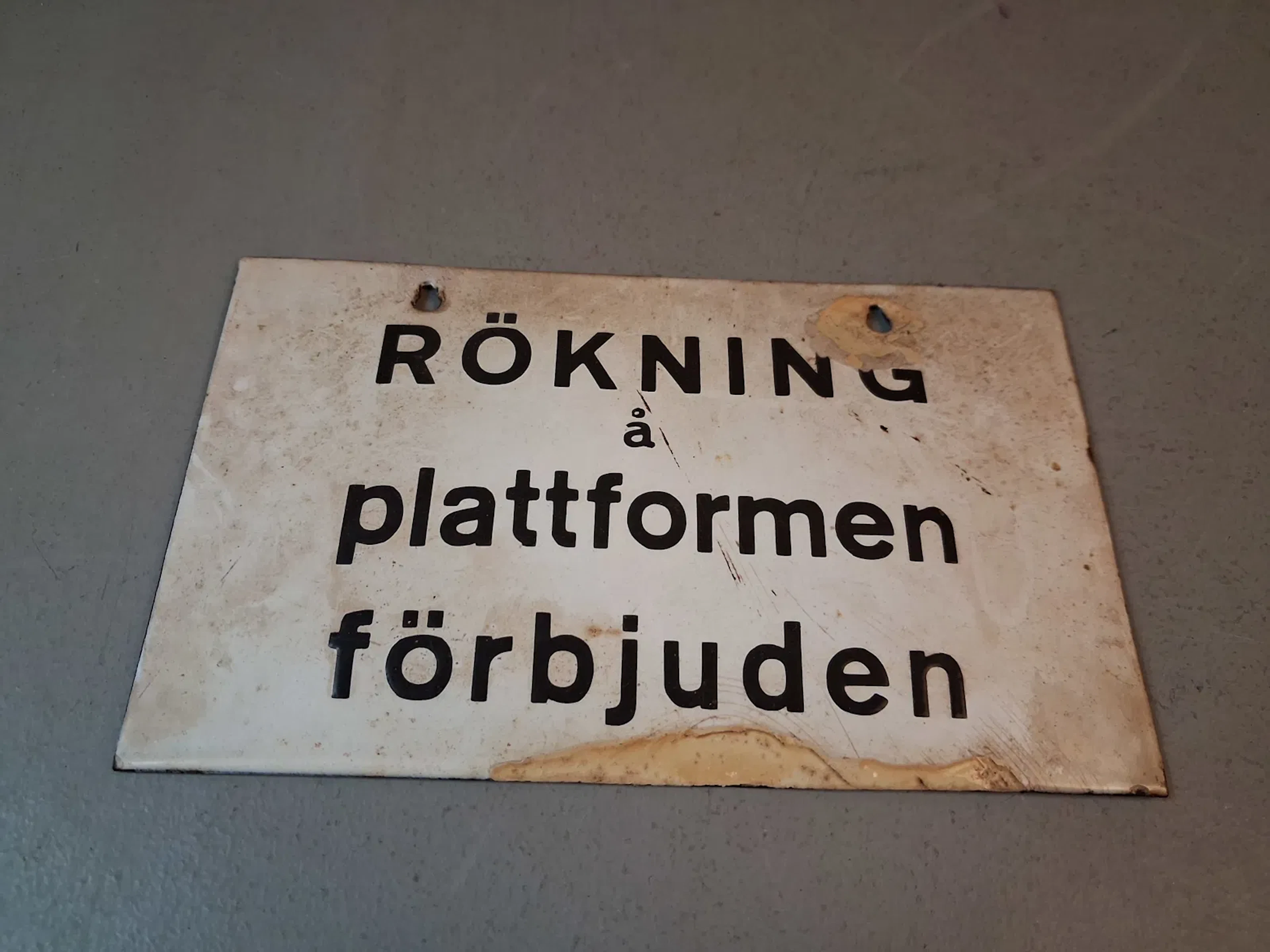 Emaljskylt. Rökning å plattformen förbjuden