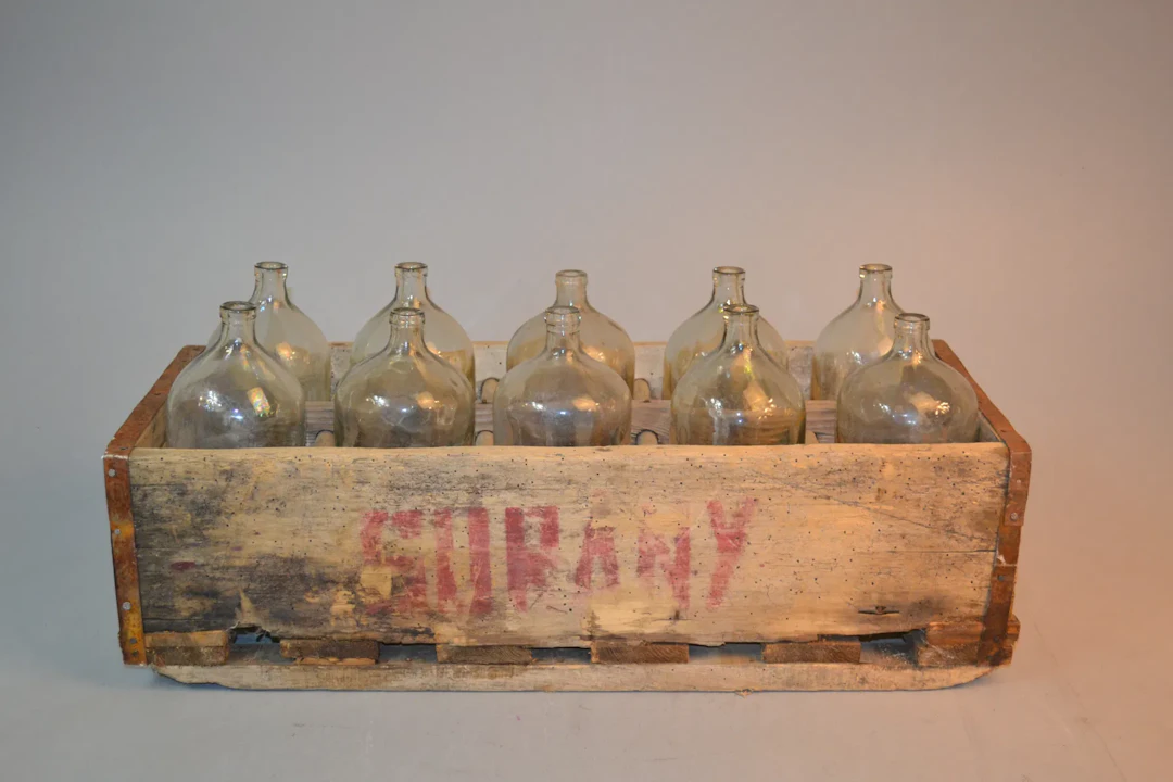 Sifonback med 10 sodaflaskor. 1900-Talets första hälft.
