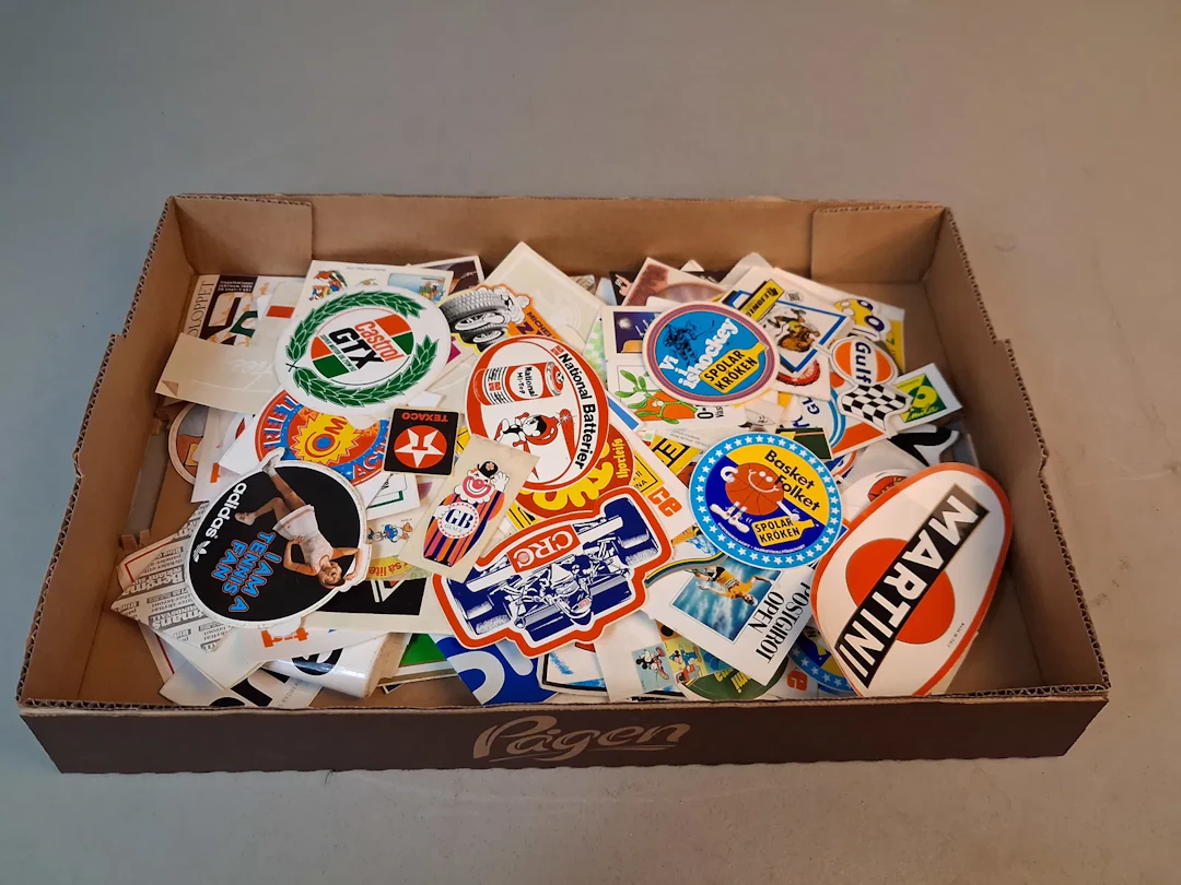 Diverse klistermärken.
