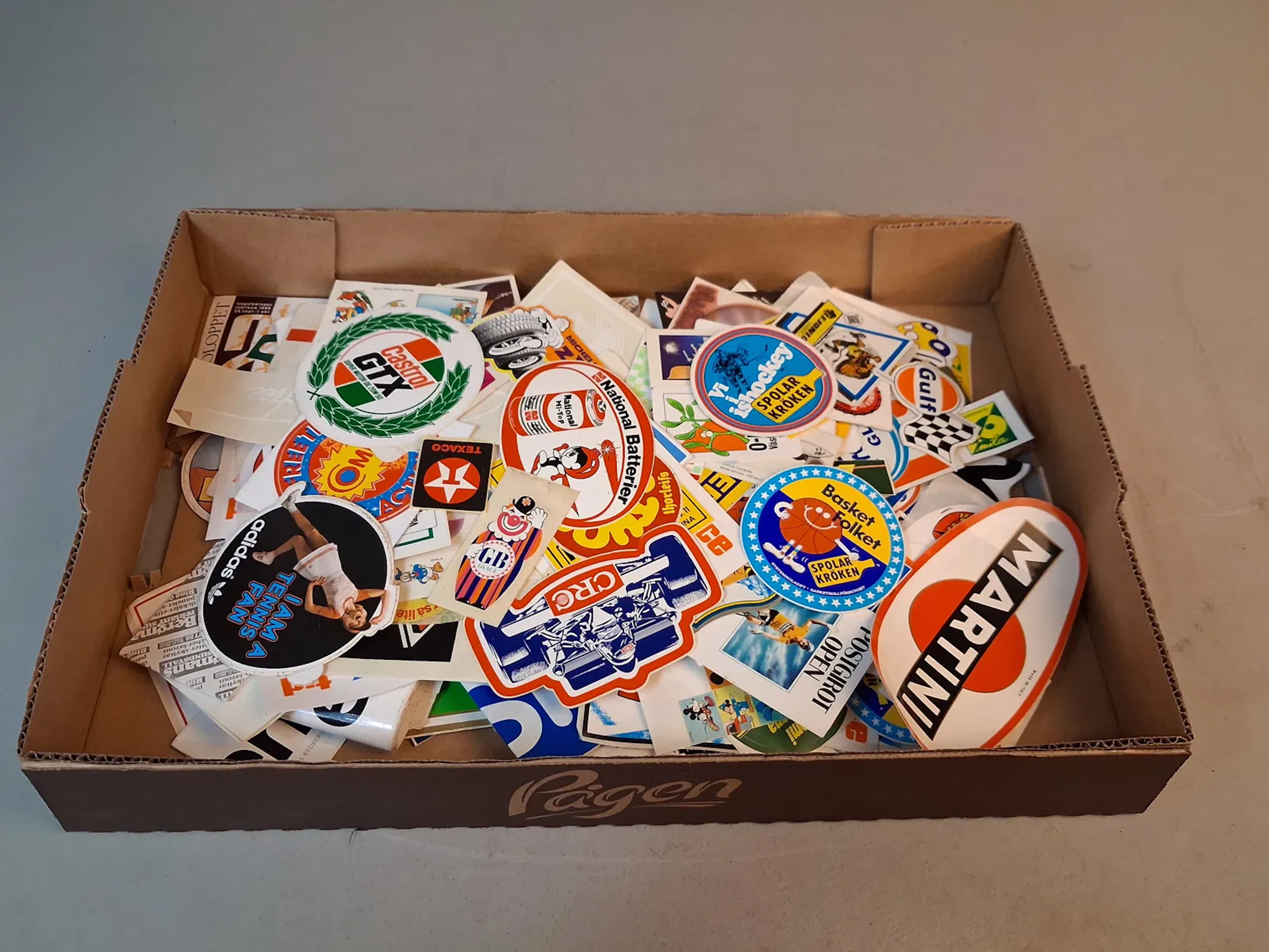 Diverse klistermärken.