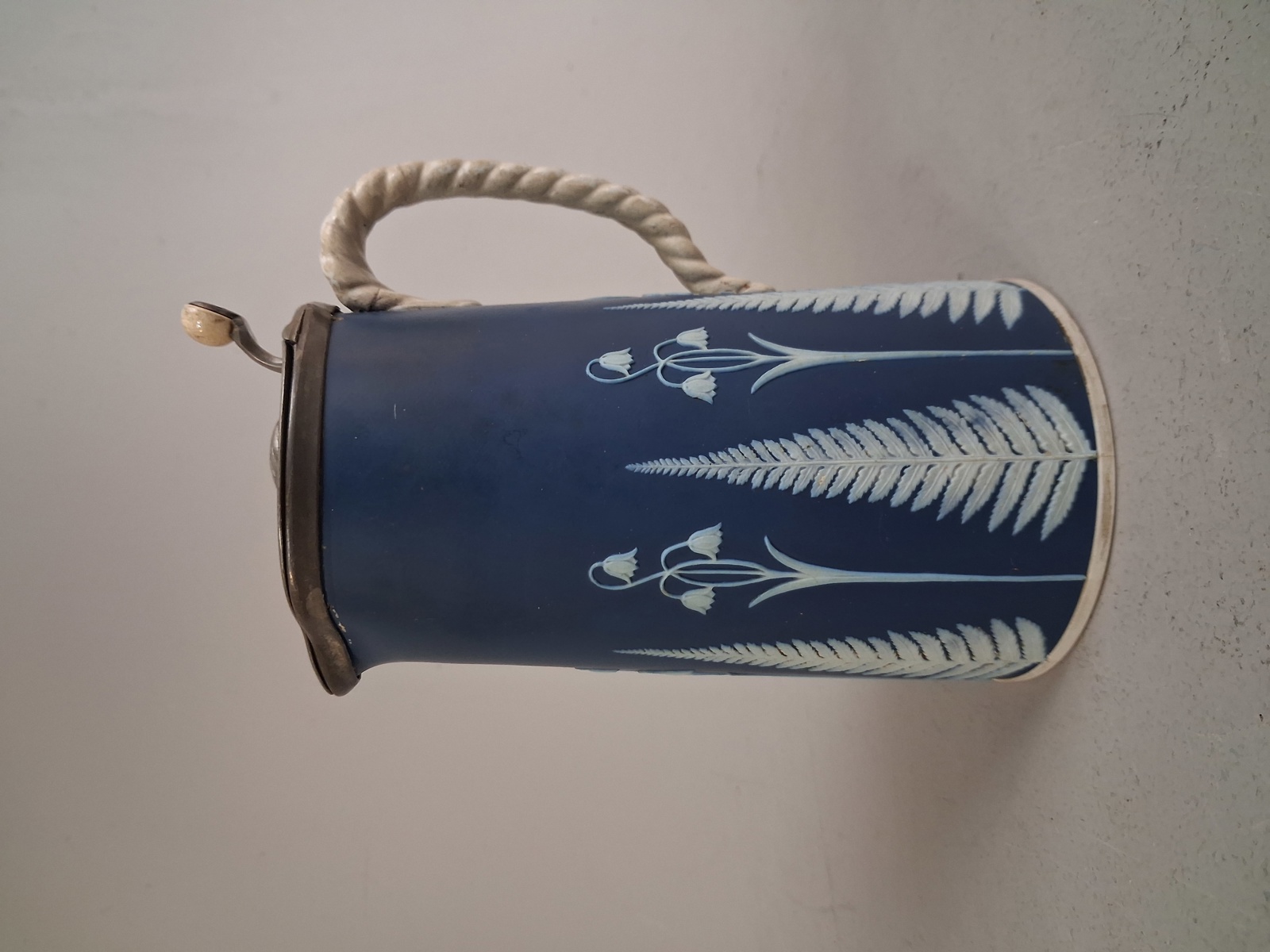 Kanna med tennlock. Jasperware, Pewter Mounted Lid, 1800-talets sista del.
