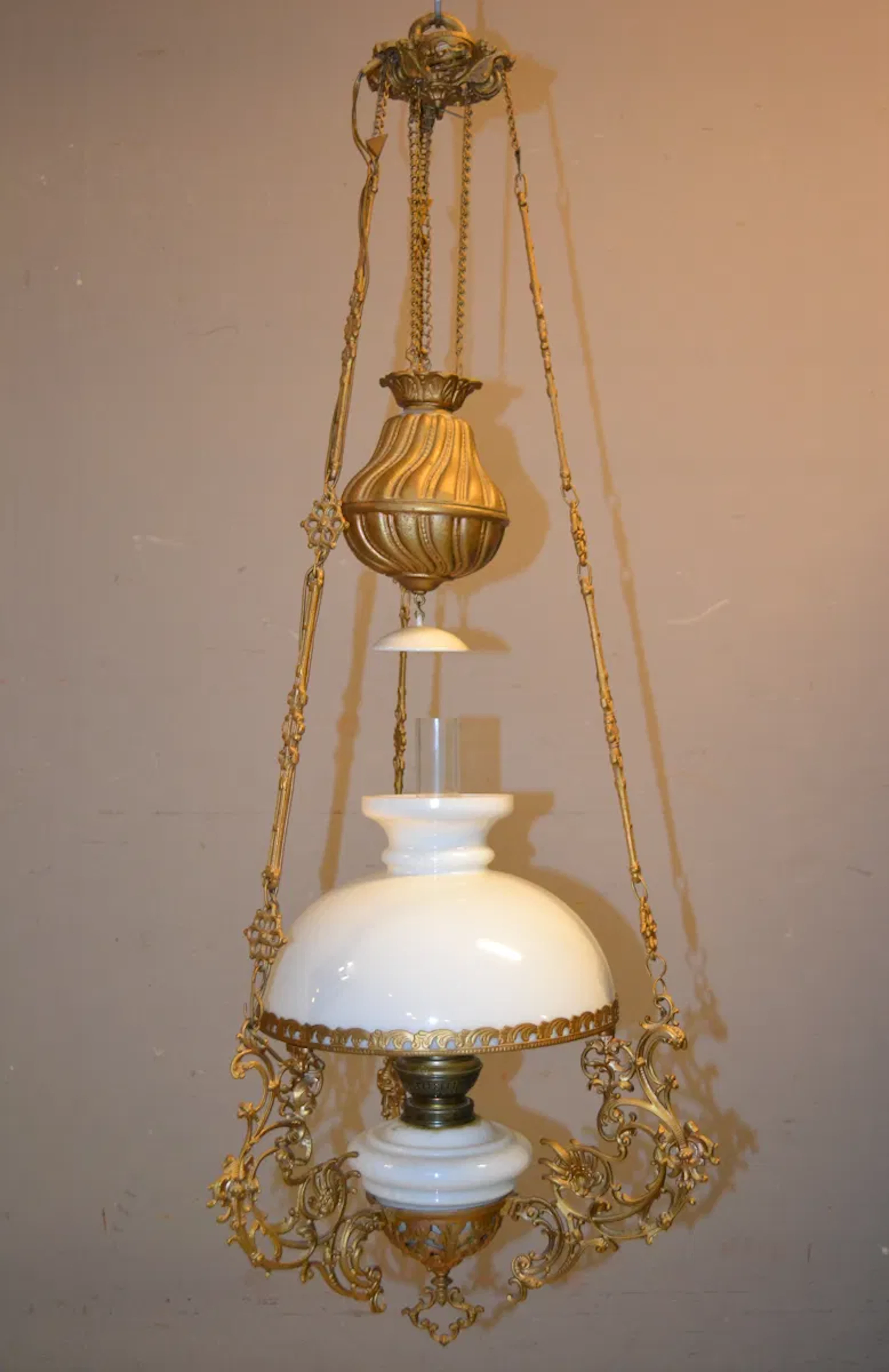 Hängfotogenlampa. Elektrifierad.