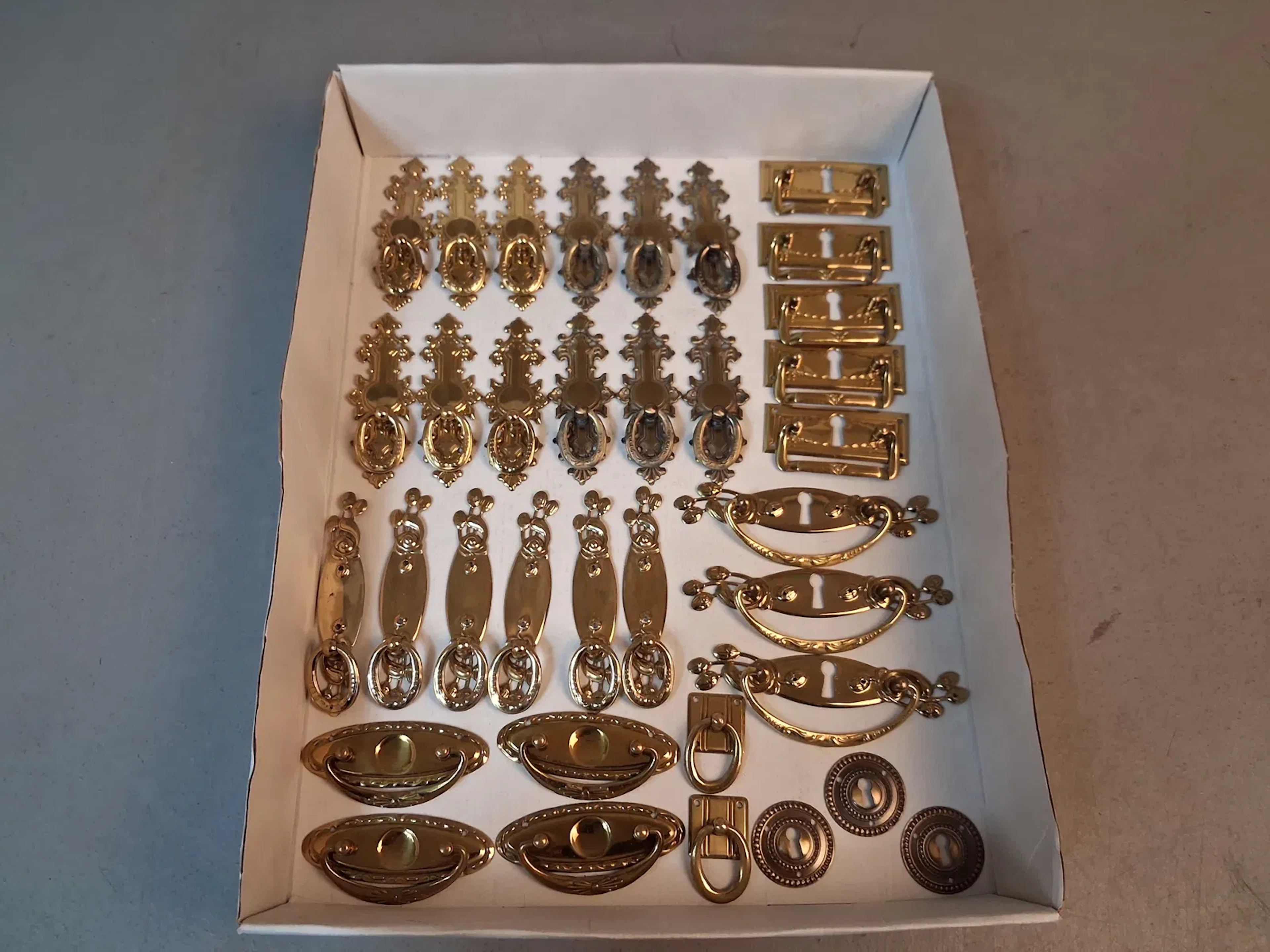 Diverse möbelbeslag.