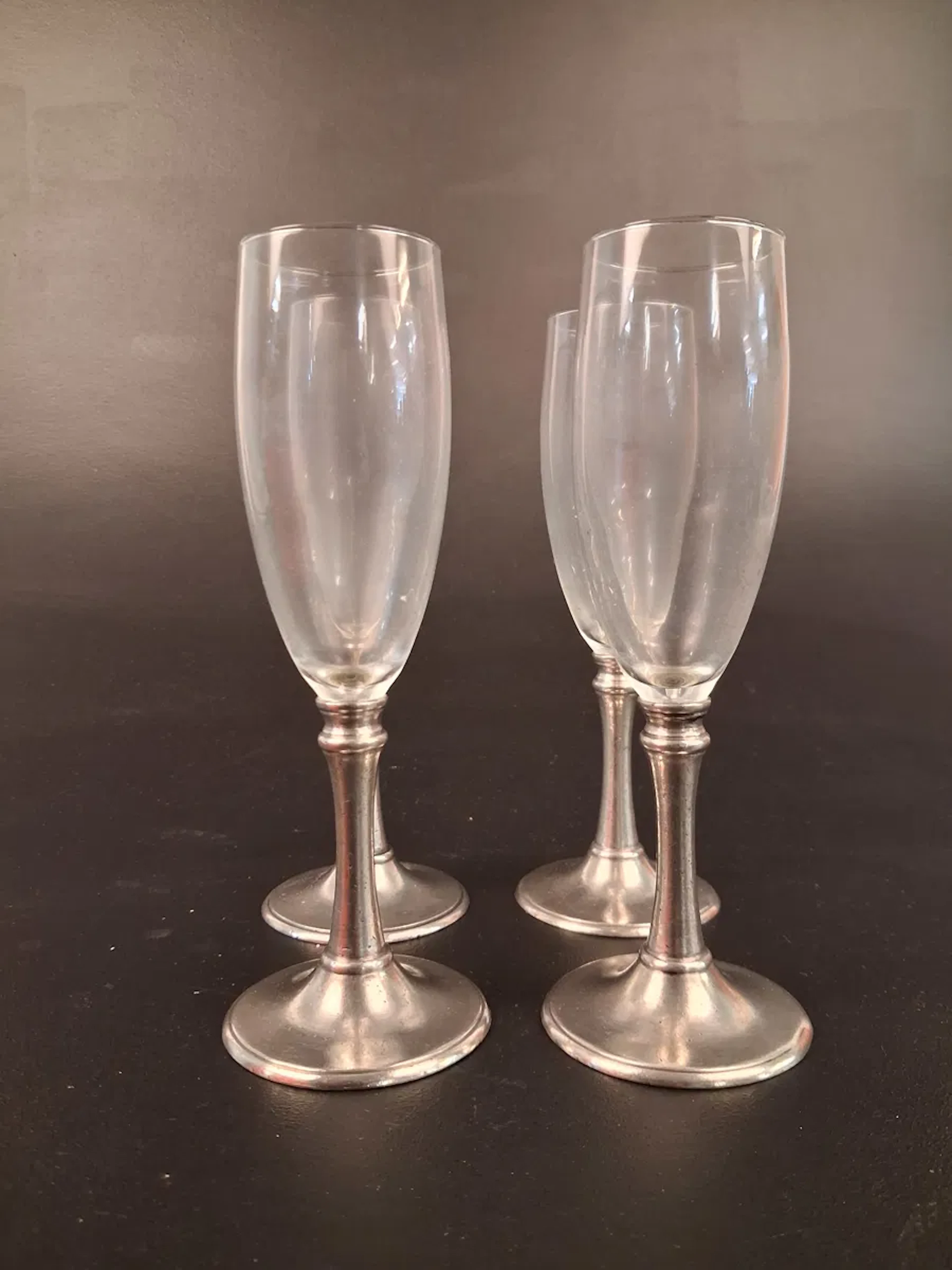 4 Champagneglas. "Cosi Tabellini 95" Pewter, Italien. Tenn & glas.