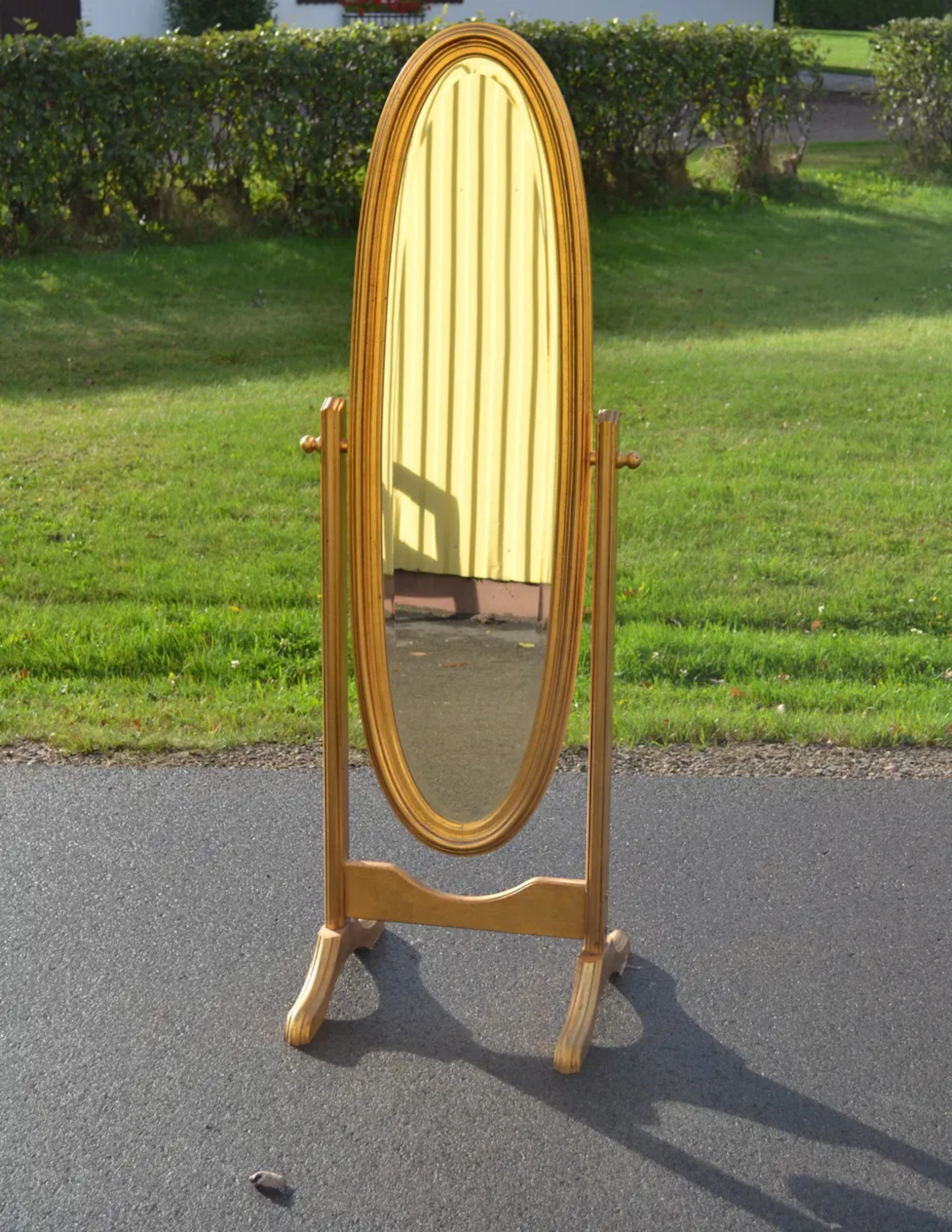 Golvspegel med ställning. Fasettslipat glas, guldfärg, 1900-talets andra hälft.