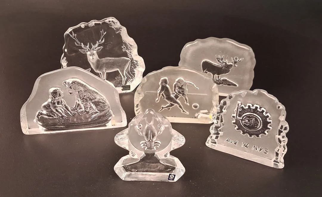 Diverse glasblock/skulpturer. Bl.a Mats Jonasson.