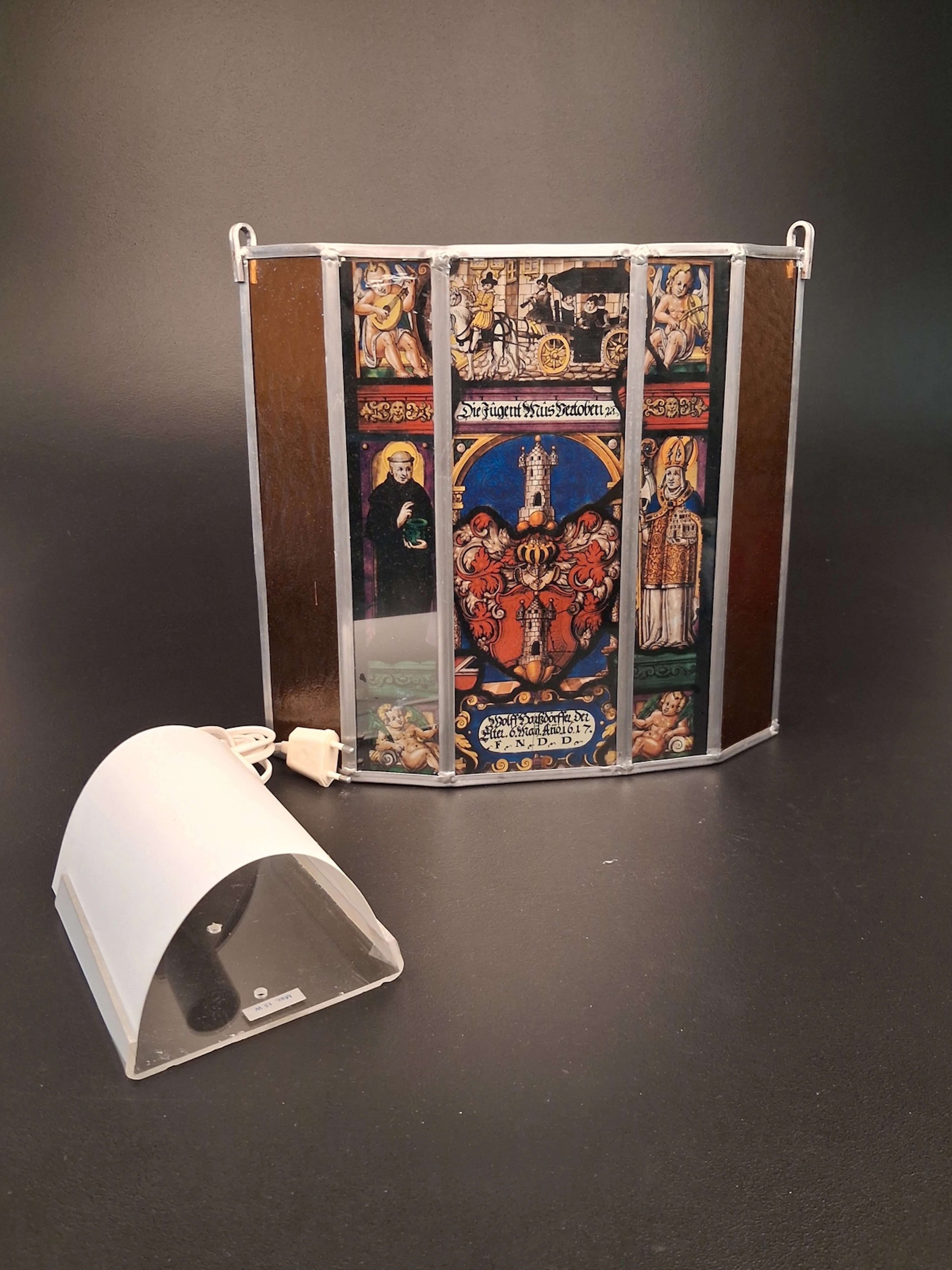 Bordslampa. Blyinfattat glas med tryckt dekor.