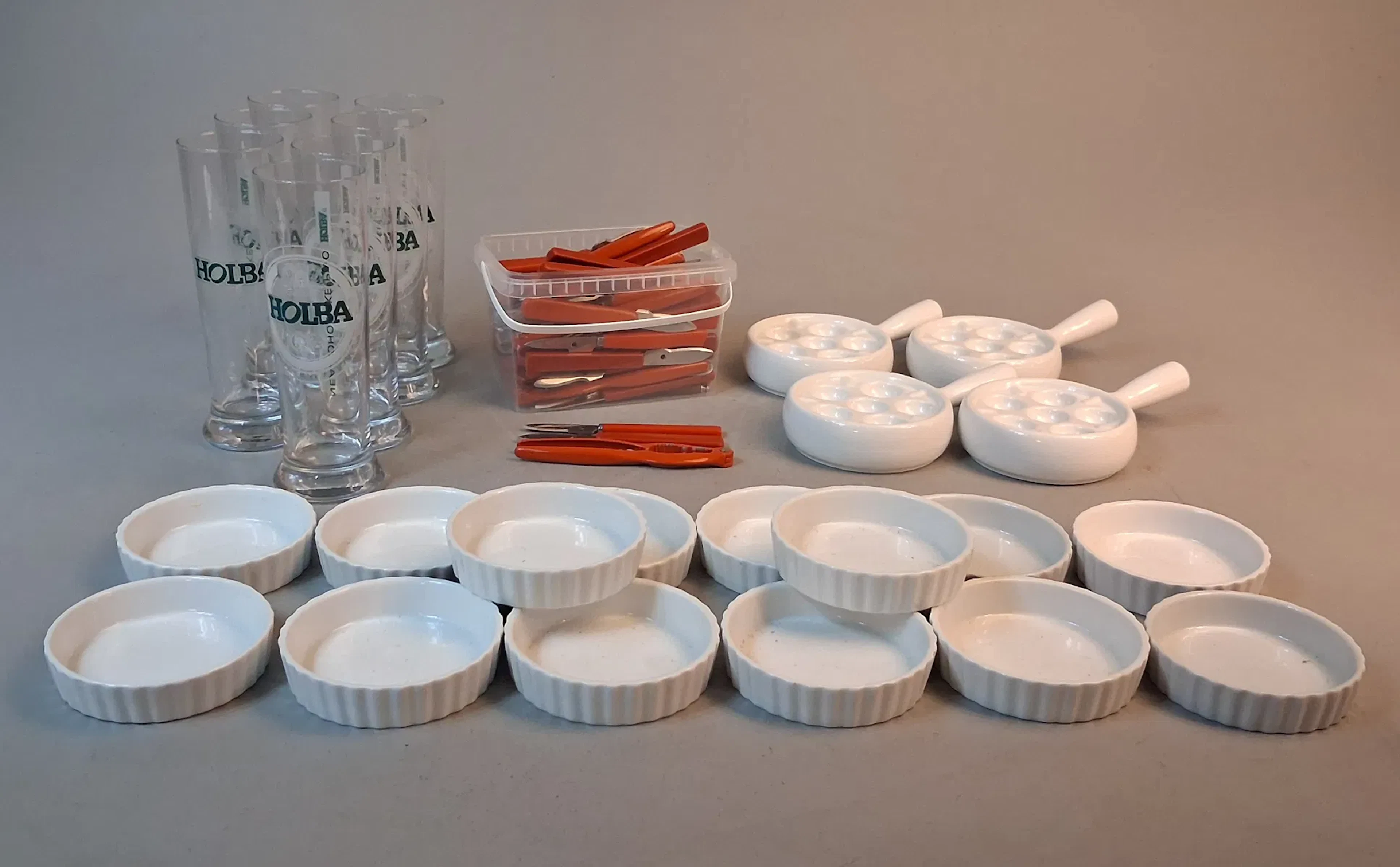 Diverse pajformar, skaldjurs bestick, ölglas m.m.