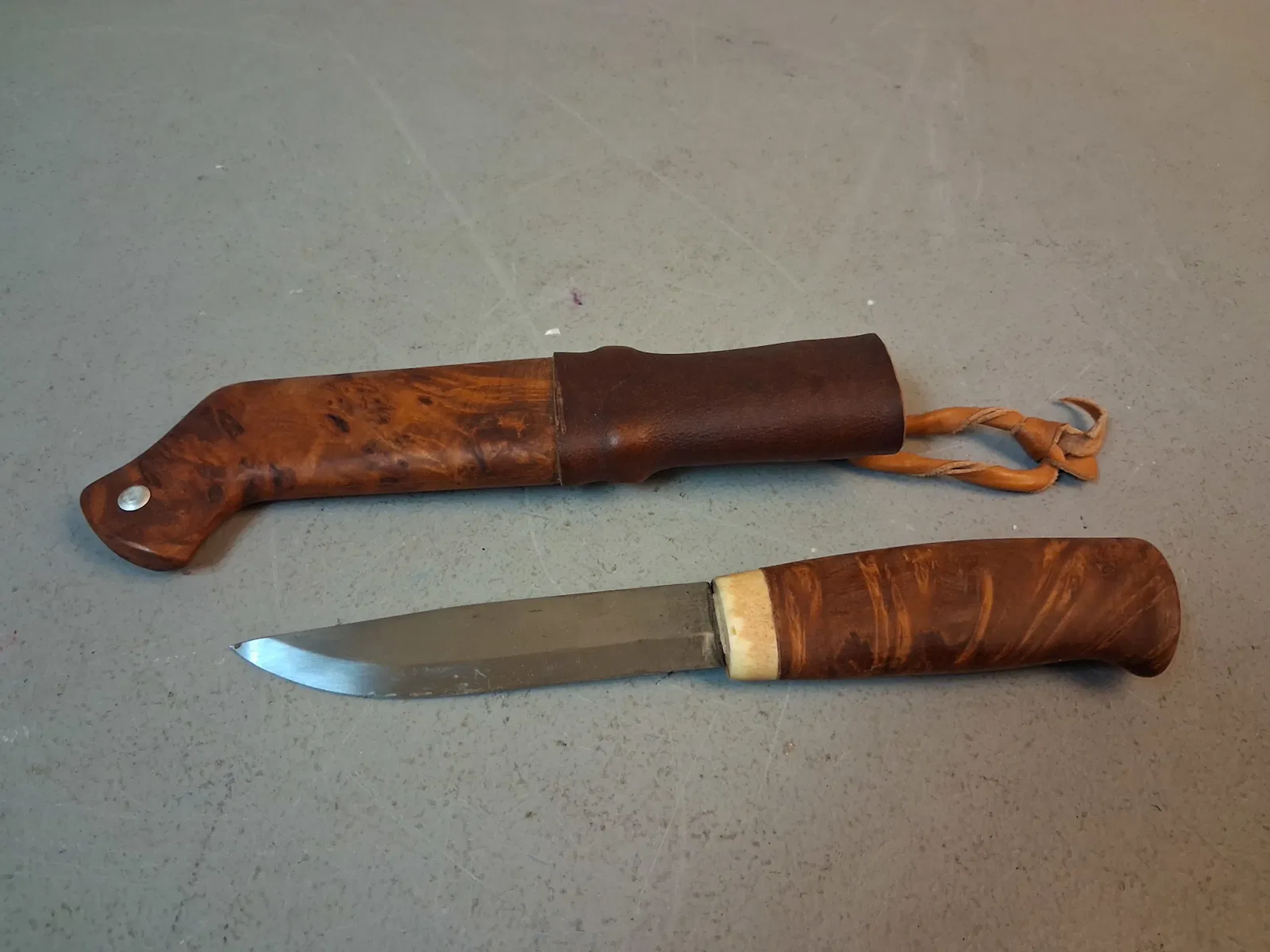 Kniv. Masurbjörk.