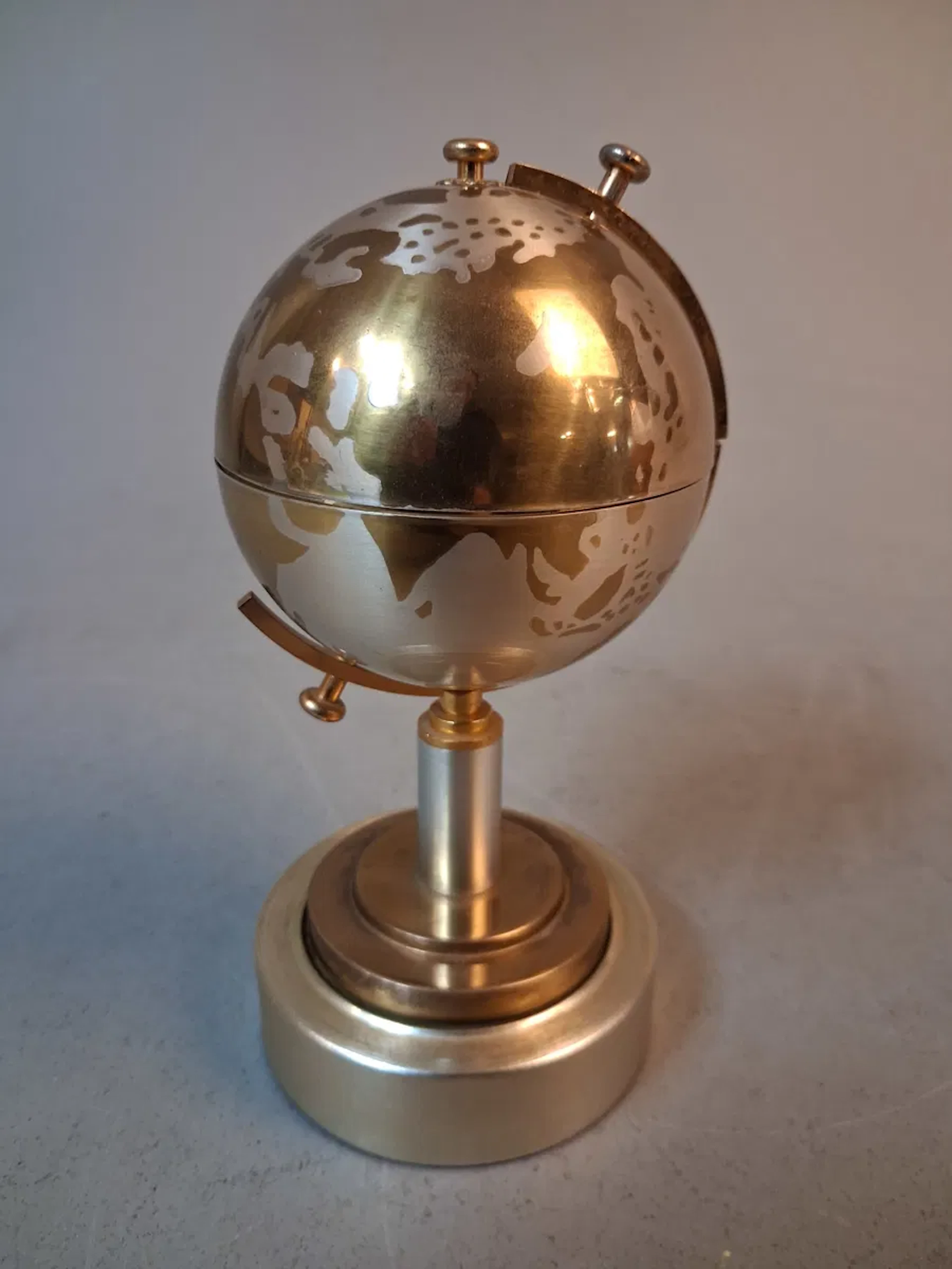 Cigarettställ, i form av jordglob, med speldosa, 1950 talet, aluminium
