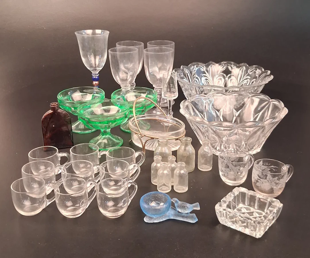 Diverse glasföremål. Bl.a små miniatyrflaskor m.m.