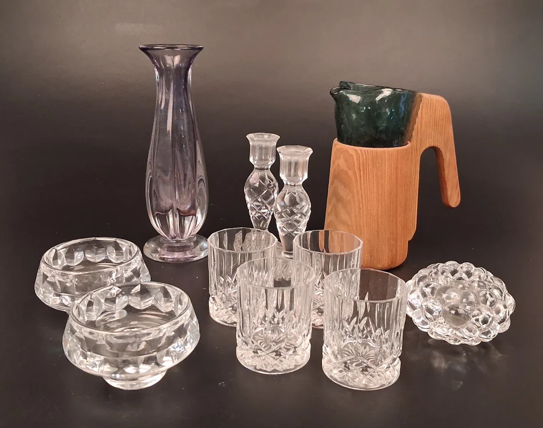 Diverse glasföremål. Bl.a "Hallon" Orrefors m.m.