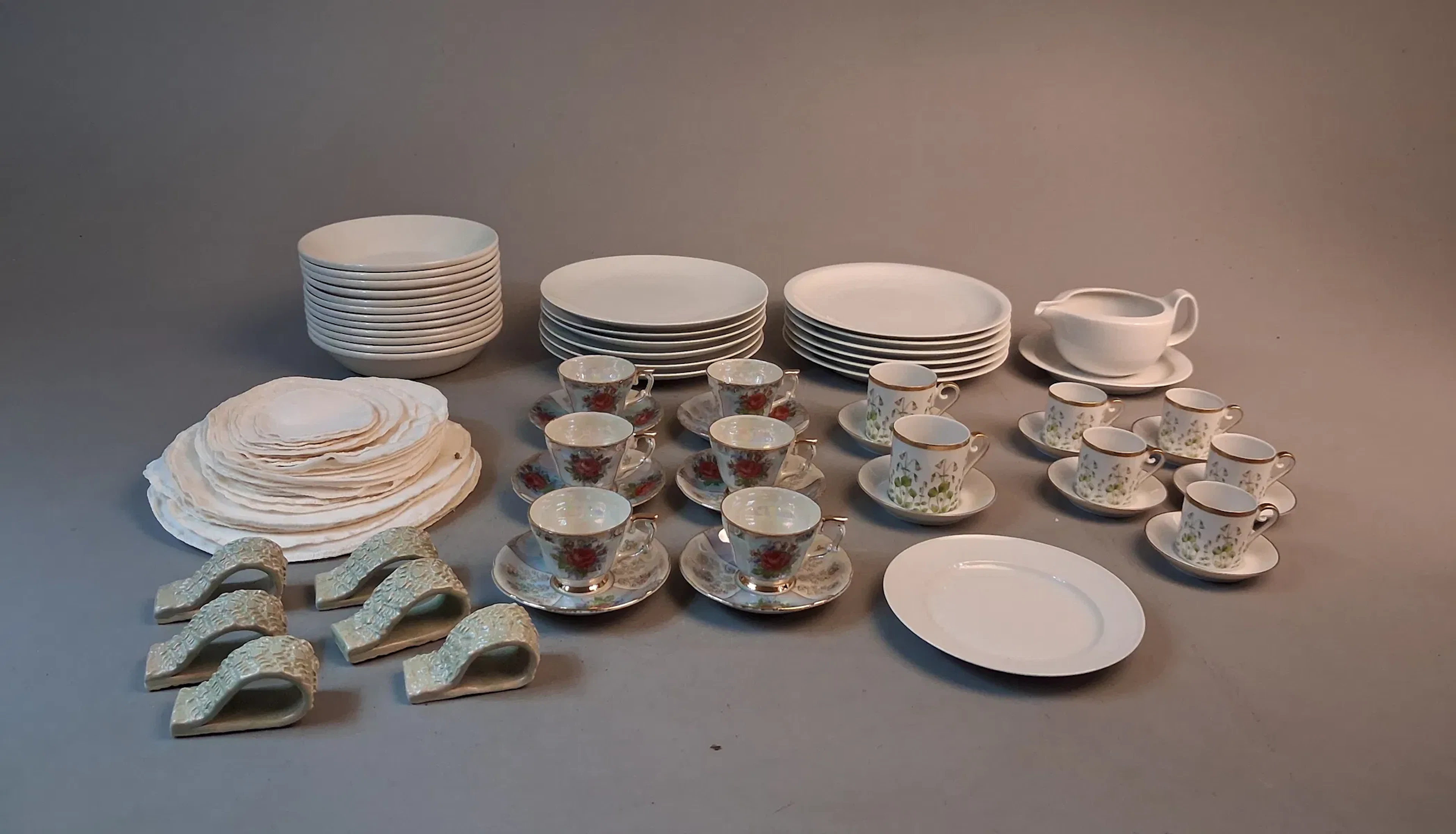 Diverse porslin, servettringar, mocca & kaffekoppar Linnea Borealis.