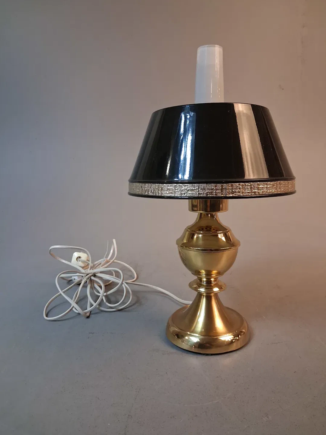 Bordslampa. Mässing, EWÅ, 1900-talets andra hälft.