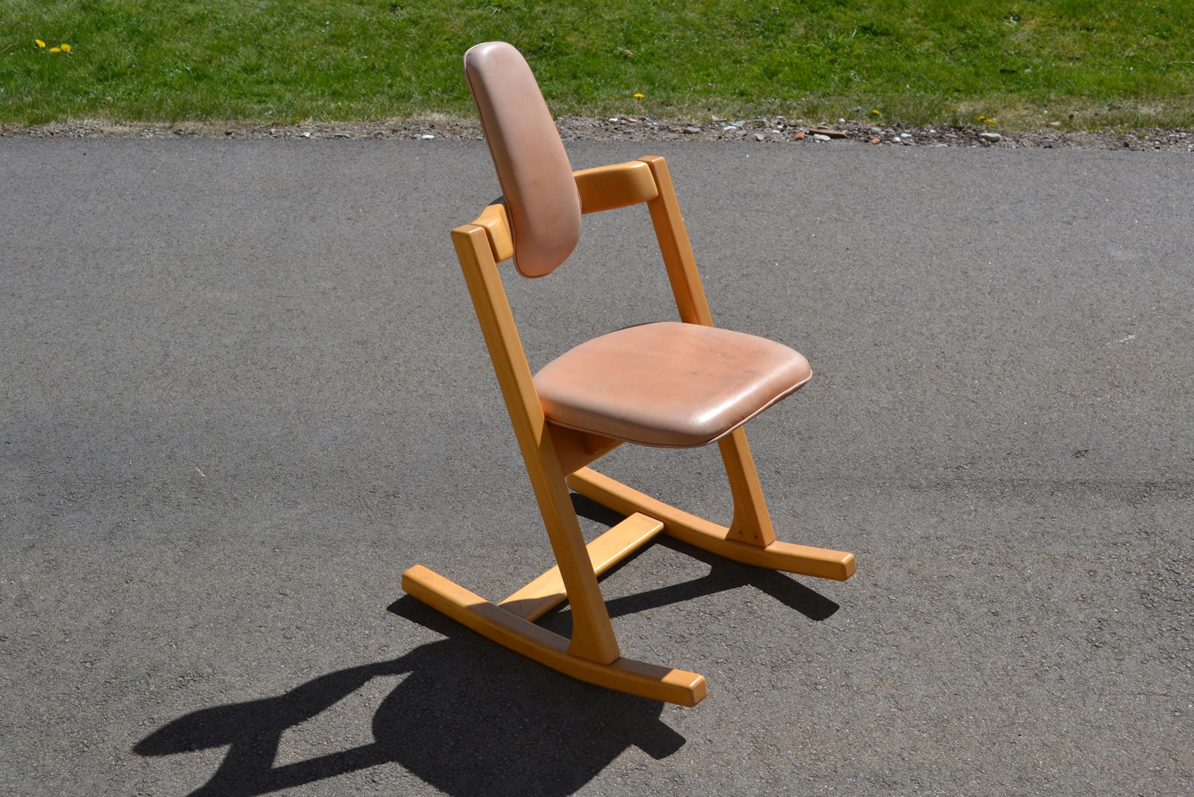 PETER OPSVIK. Ergonomisk gungstol, Stokke, Norge, skinnklädsel.