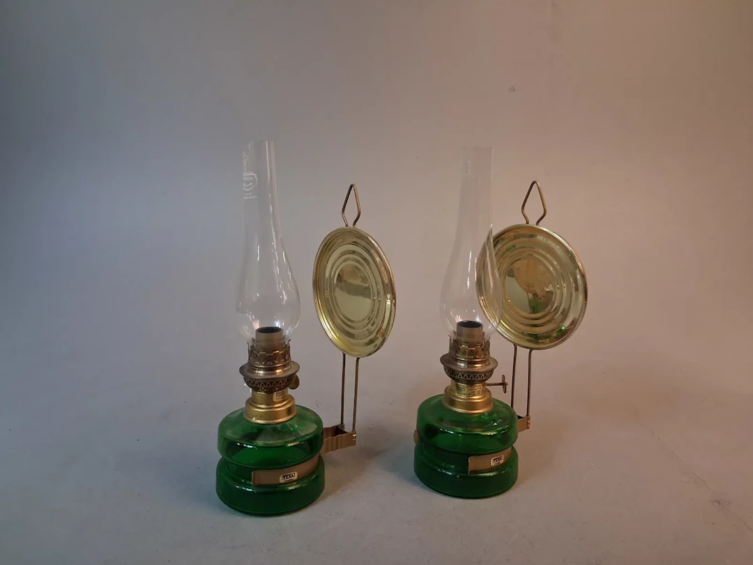 2 Väggfotogenlampor, el är avklippt. AB Texa. Made in Czechoslovakia.