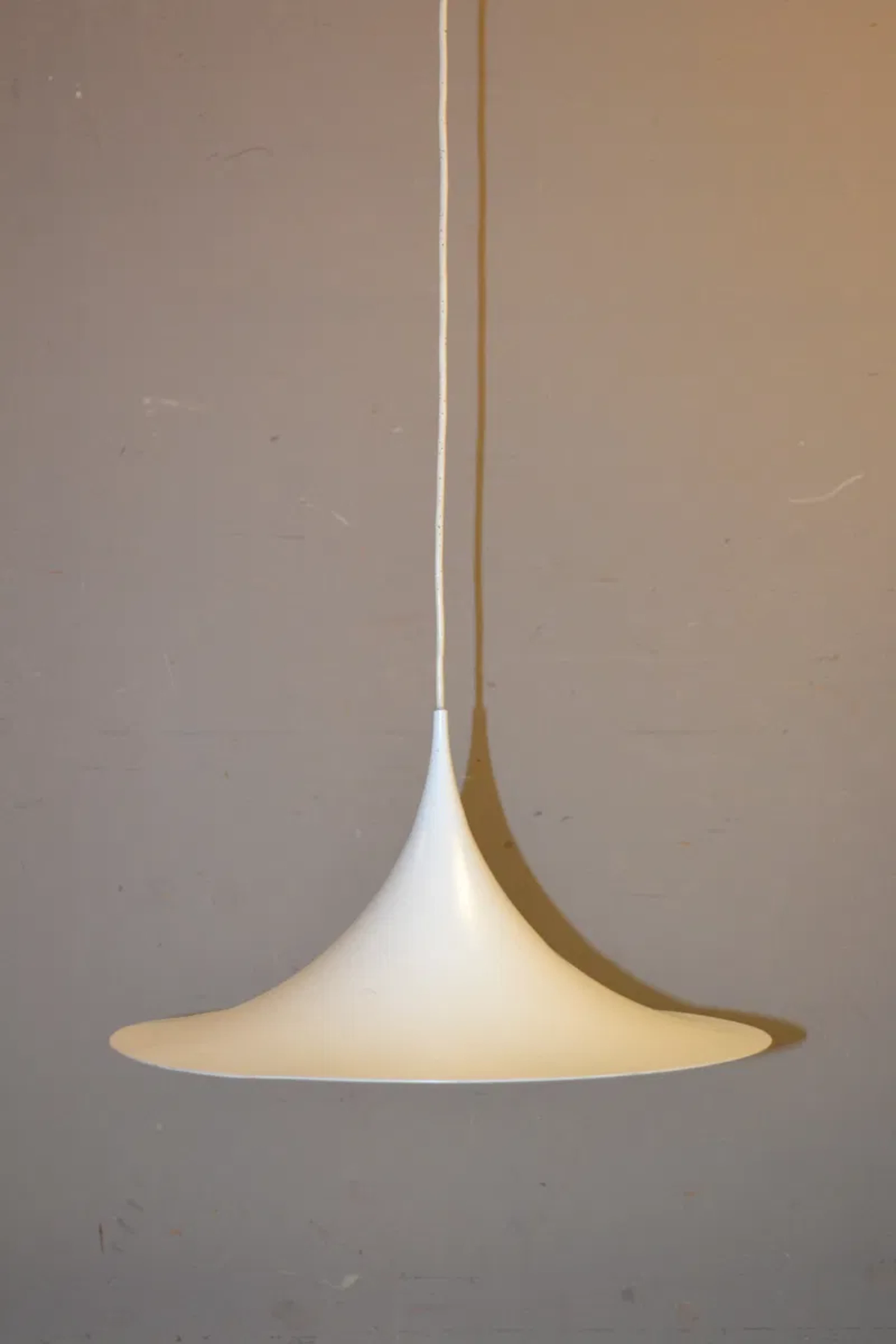 CLAUS BENDERUP & TORSTEN THORUP. Taklampa, "Semipendel", vitlackerad