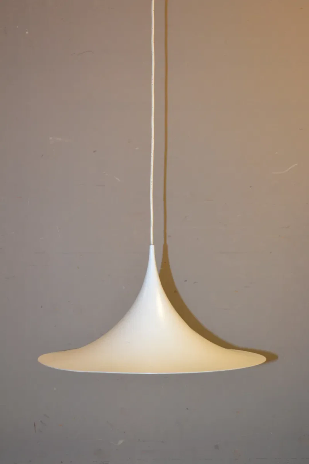 CLAUS BENDERUP & TORSTEN THORUP. Taklampa, "Semipendel", vitlackerad