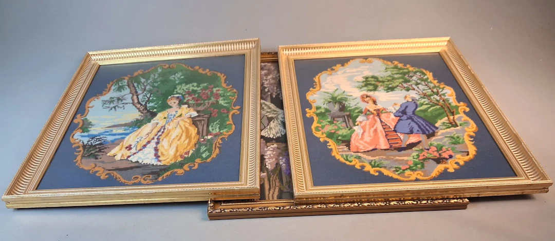 3 Broderade tavlor, inramade.