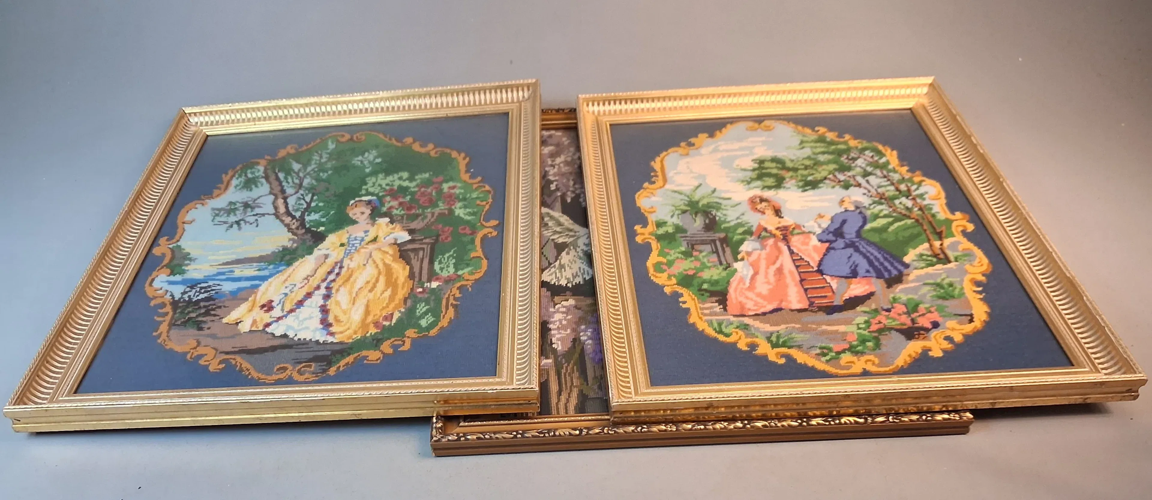 3 Broderade tavlor, inramade.