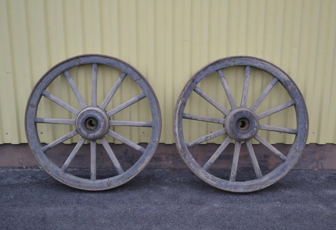 2 Vagnshjul. 1800/1900-talet.