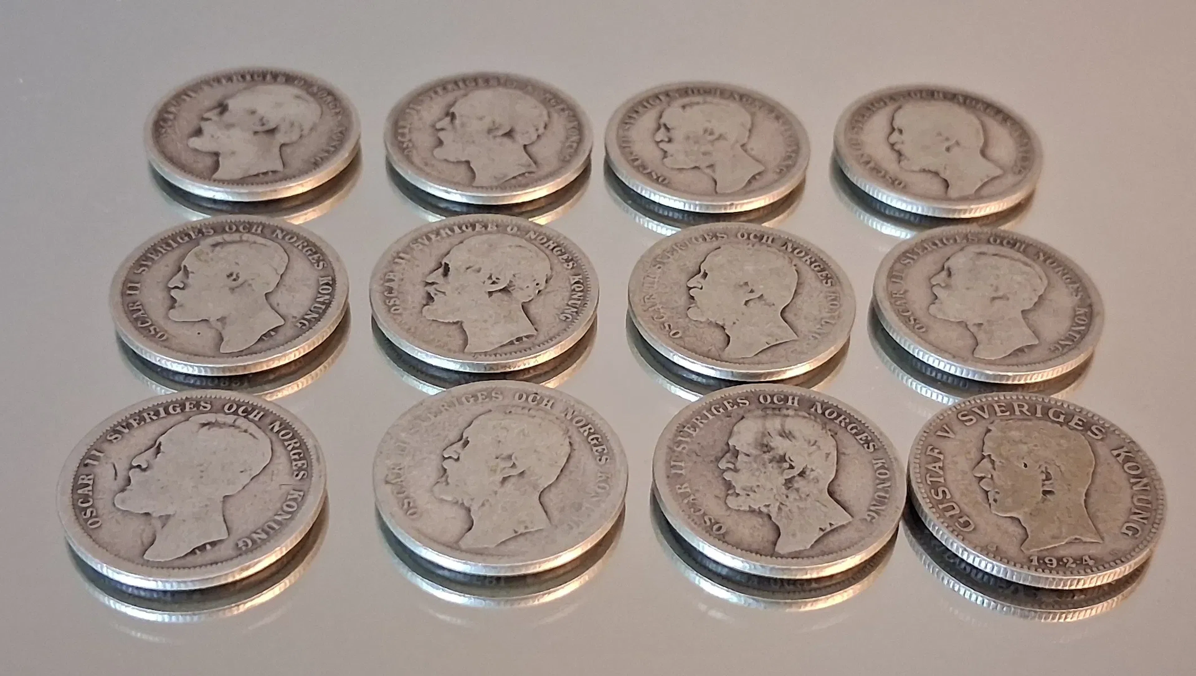 12 Stycken 1 Kronor. Silver 80%, 86gram.
