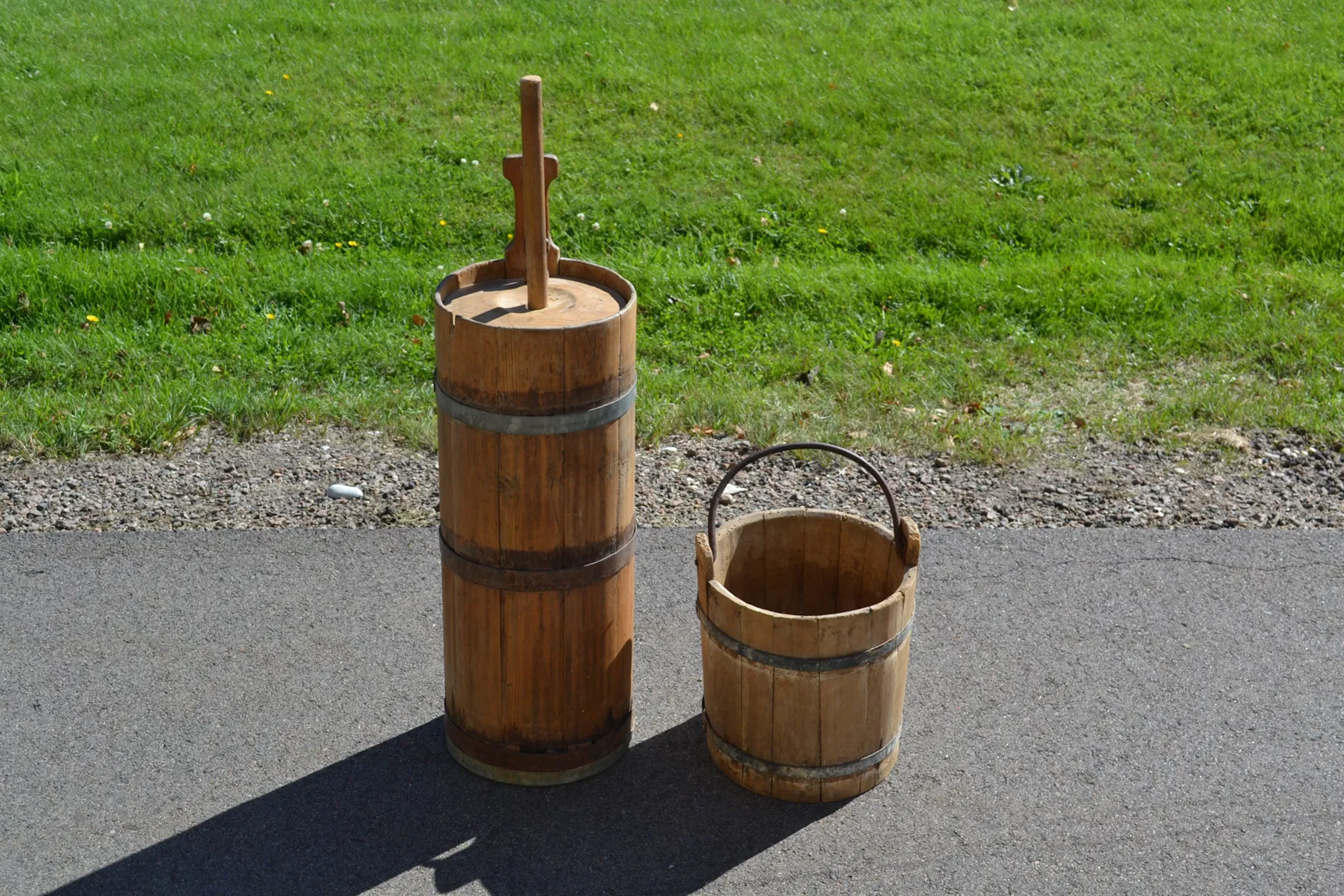 Smörkärna & hink. Trä, allmoge, 1800/1900-talet.