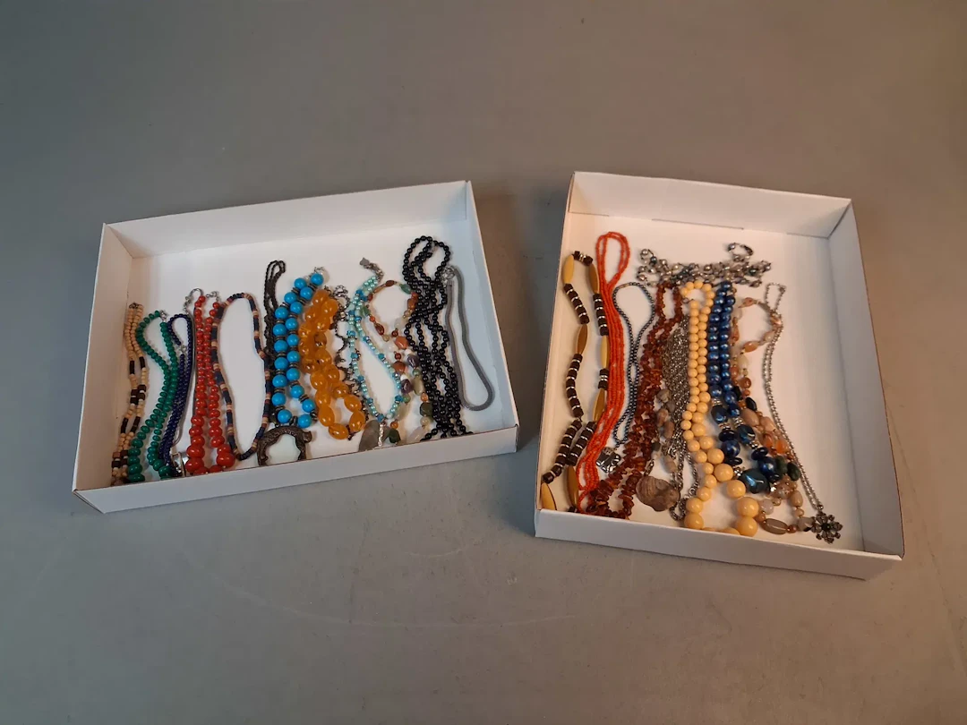 Diverse halsband.